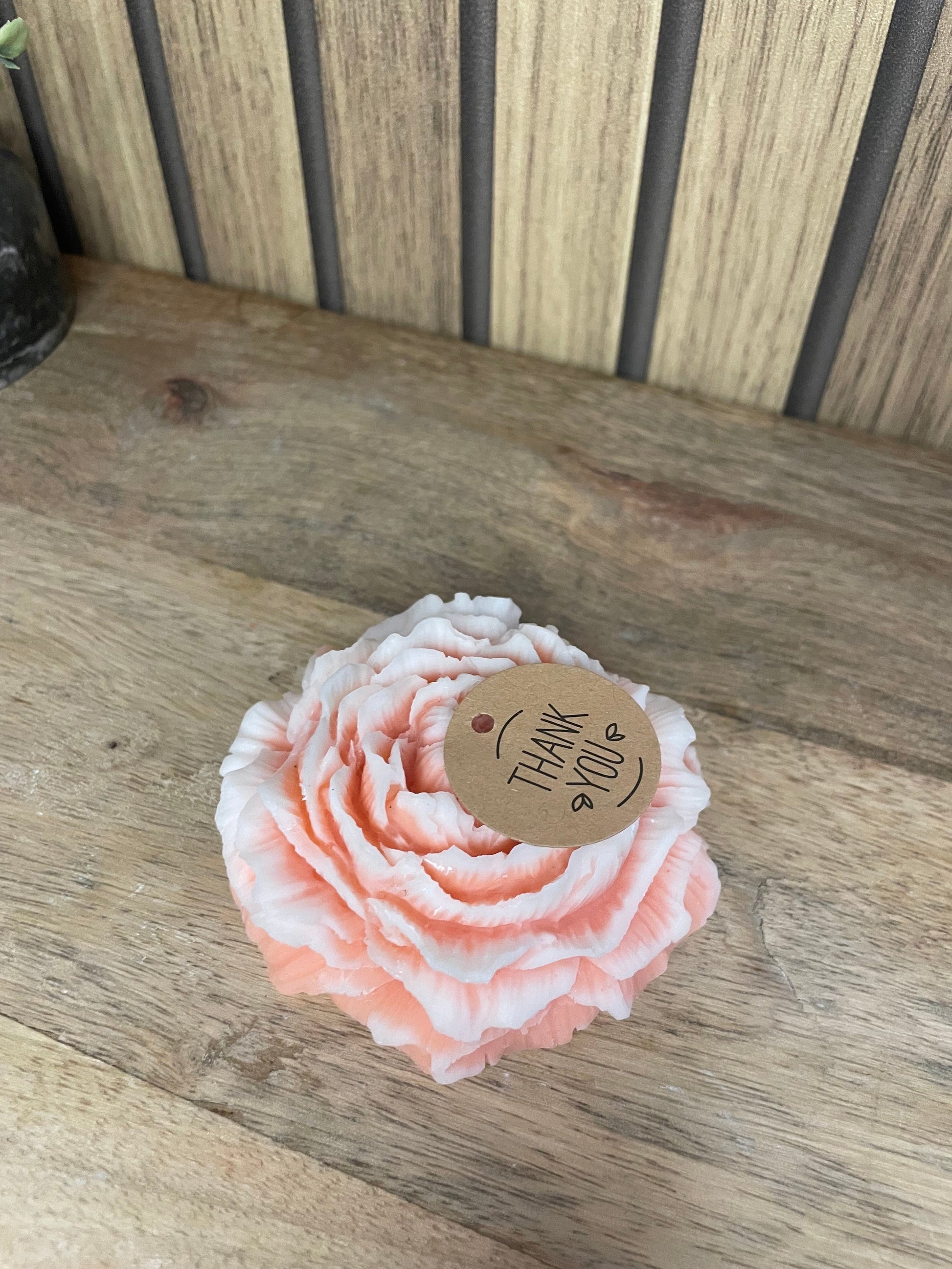 Décoration bougie parfumée pivoine bicolore personnalisable. Cire végétal et fragrances de Grasse. Bougie artisanale. Cadeaux pour événements et cérémonies. Boîte cadeaux avec noeud ou fleurs séchées 