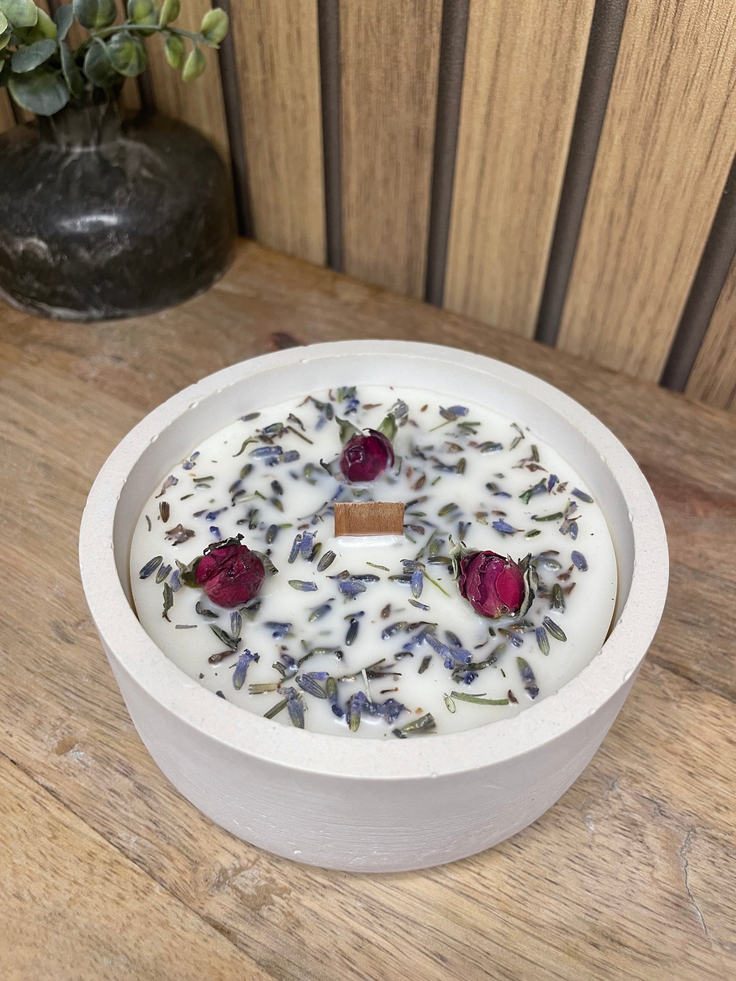 Décoration bougie parfumée et fleurs séchées personnalisable. Cire végétal et fragrances de Grasse. Bougie artisanale.
