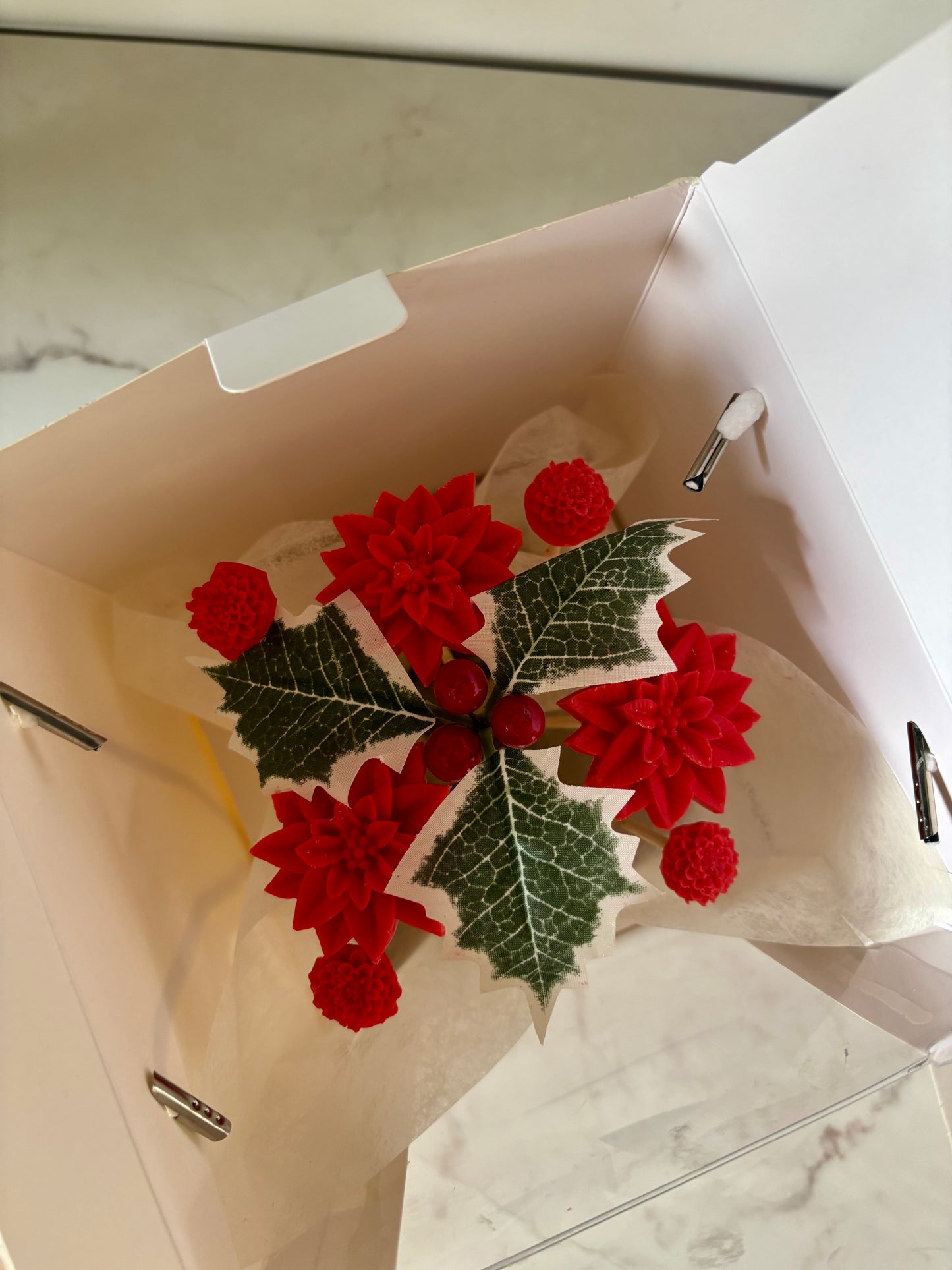 Bouquet de bougies. Cadeau. Noël. Cadeau de noël. Idée cadeau. Bougie parfumée. Fleur éternelle. Fleur. Bouquet. Houx 