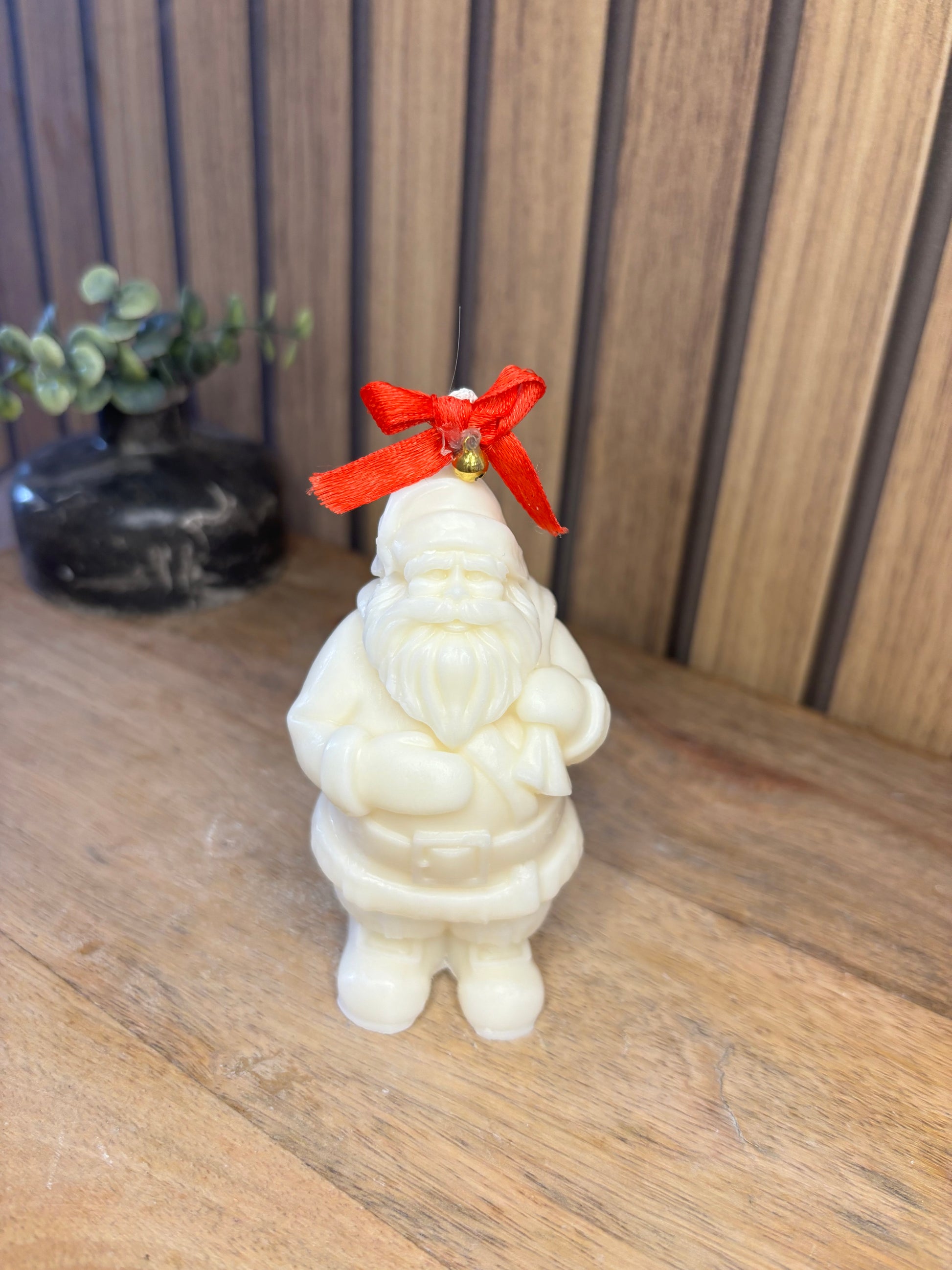 Bougie. Décoration de Noël. Idée cadeau. Sapin. Père Noël. Pomme de pin. Aiguilles de sapin. Baies.  Artisanat. Artisan. Petit créateur. 