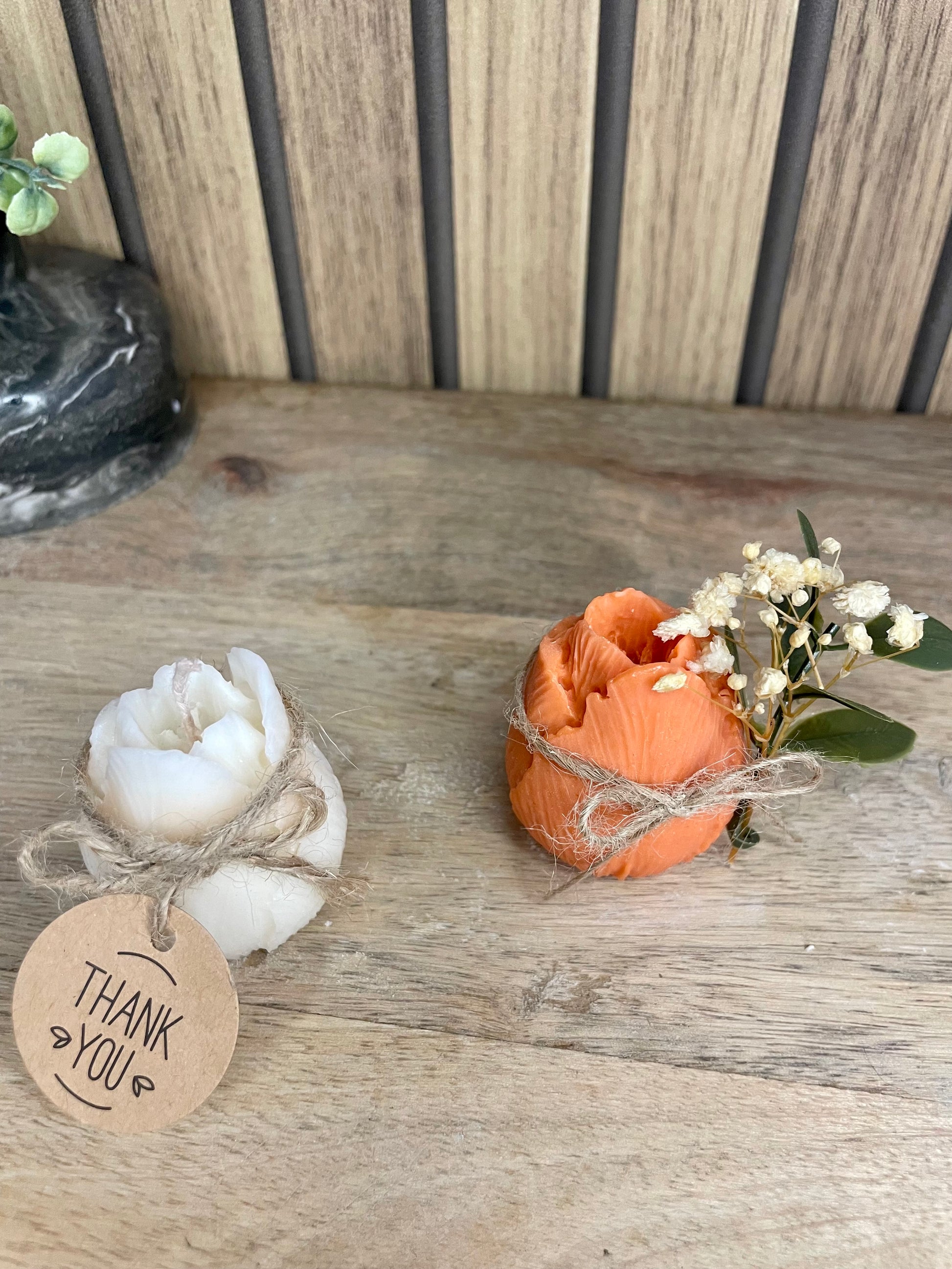 Décoration bougie parfumée tulipe à personnaliser. Cire végétal et fragrances de Grasse. Bougie artisanale. Cadeaux invités cérémonies et événements. Mariage baptême anniversaire communion 