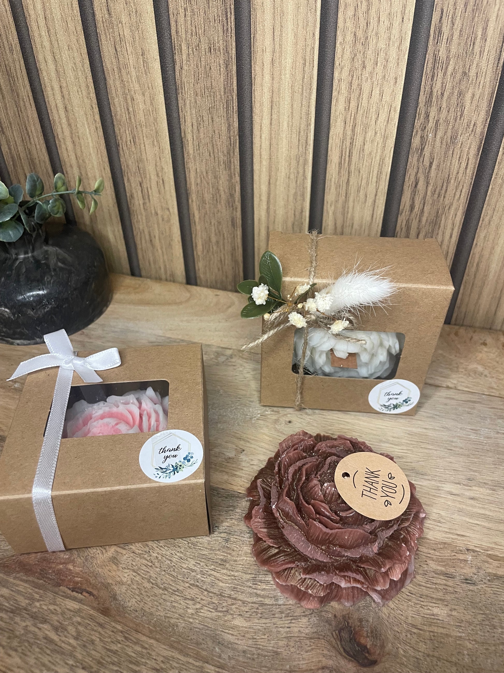 Décoration bougie parfumée pivoine personnalisable. Cire végétal et fragrances de Grasse. Bougie artisanale. Cadeaux pour événements et cérémonies. Boîte cadeaux avec noeud ou fleurs séchées 