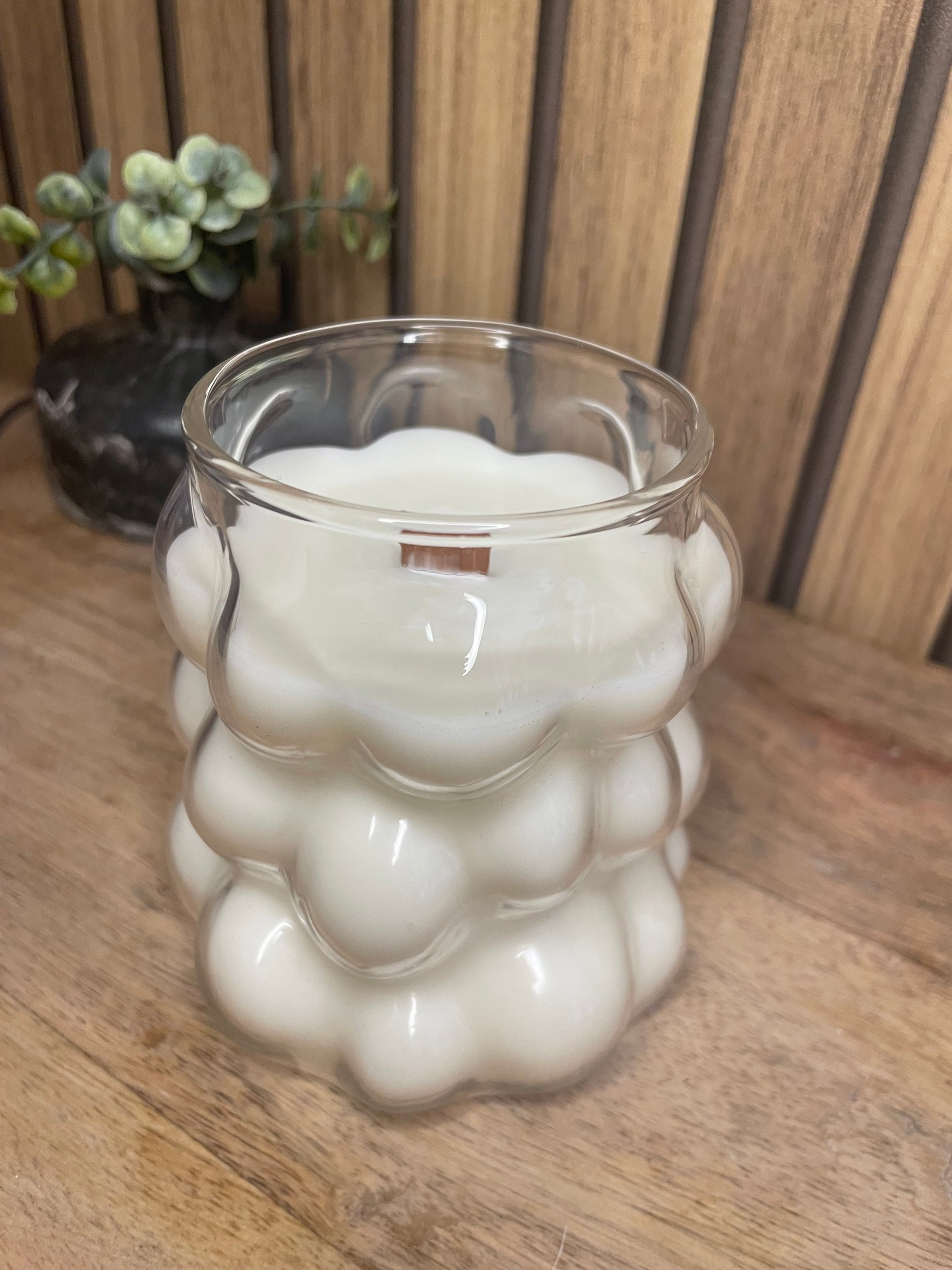 Bougie parfumée Artisanal. Cire végétal de soja. Parfum provenant de Grasse. Parfumer son intérieur. Bougie à personnaliser. Fragrance. Mèche en bois. Fait main. Artisan Français. Idée cadeau. Baiona. Bayonne. Pays basque