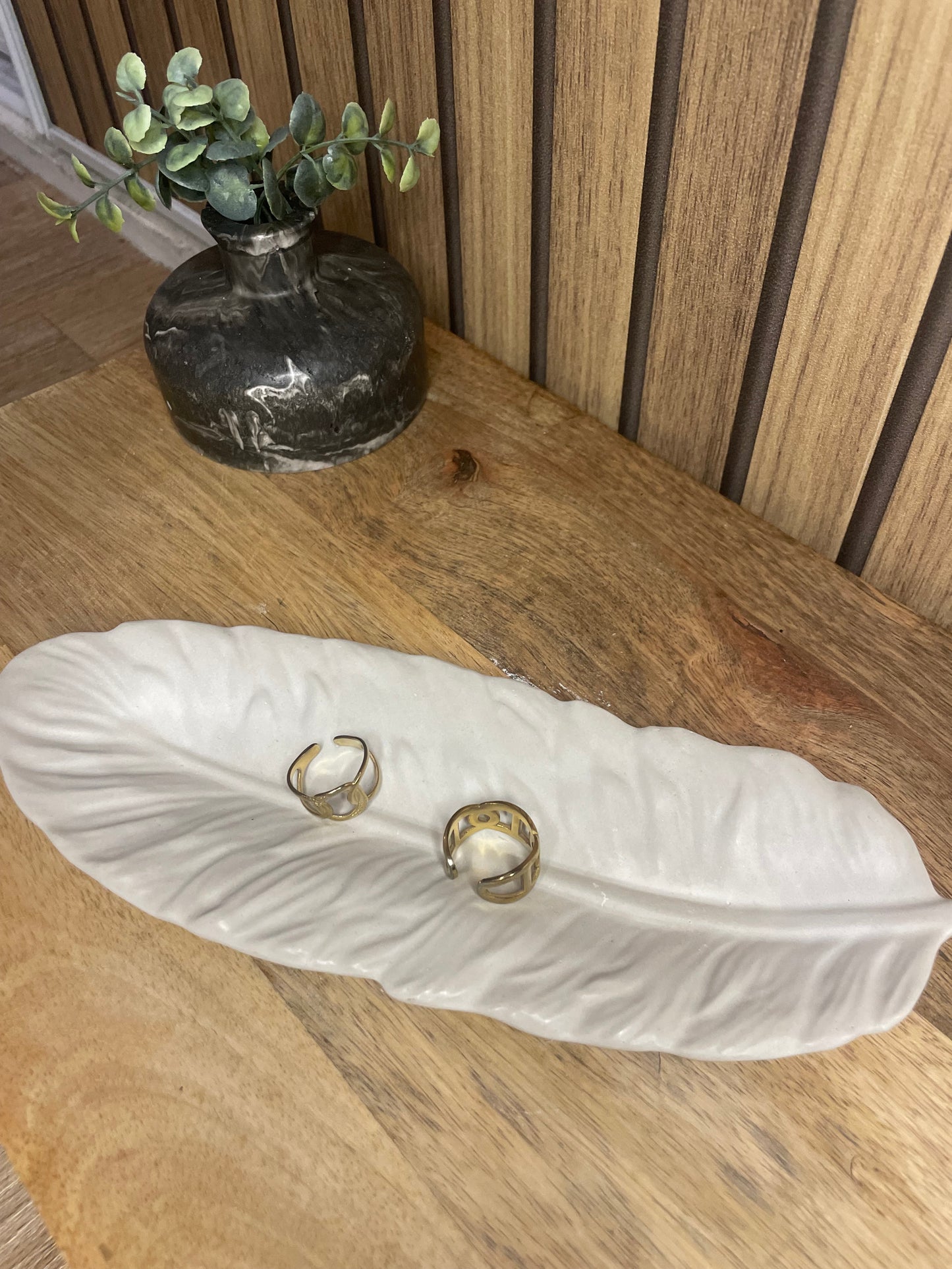 Vide poche plume. Plumes. Déco. Objets déco. A personnaliser. Tendance. Déposez vos bijoux, vos clés, vos pièces de monnaies. Maison. Poudre de moulage écologique. Artisan Français. Fait main. Cadeaux. Vous pouvez y faire fondre vos bougies. 
