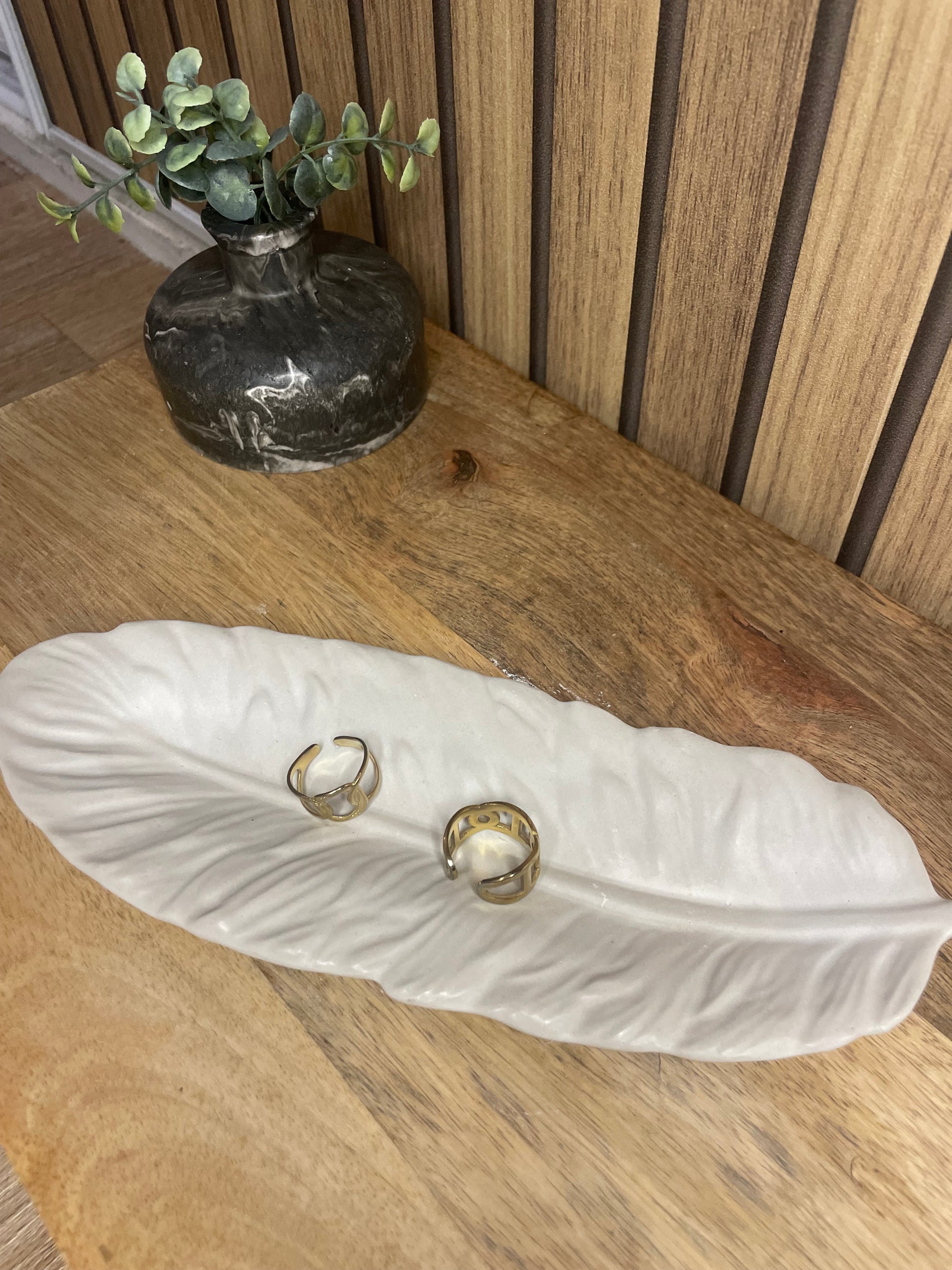 Vide poche plume. Plumes. Déco. Objets déco. A personnaliser. Tendance. Déposez vos bijoux, vos clés, vos pièces de monnaies. Maison. Poudre de moulage écologique. Artisan Français. Fait main. Cadeaux. Vous pouvez y faire fondre vos bougies. 