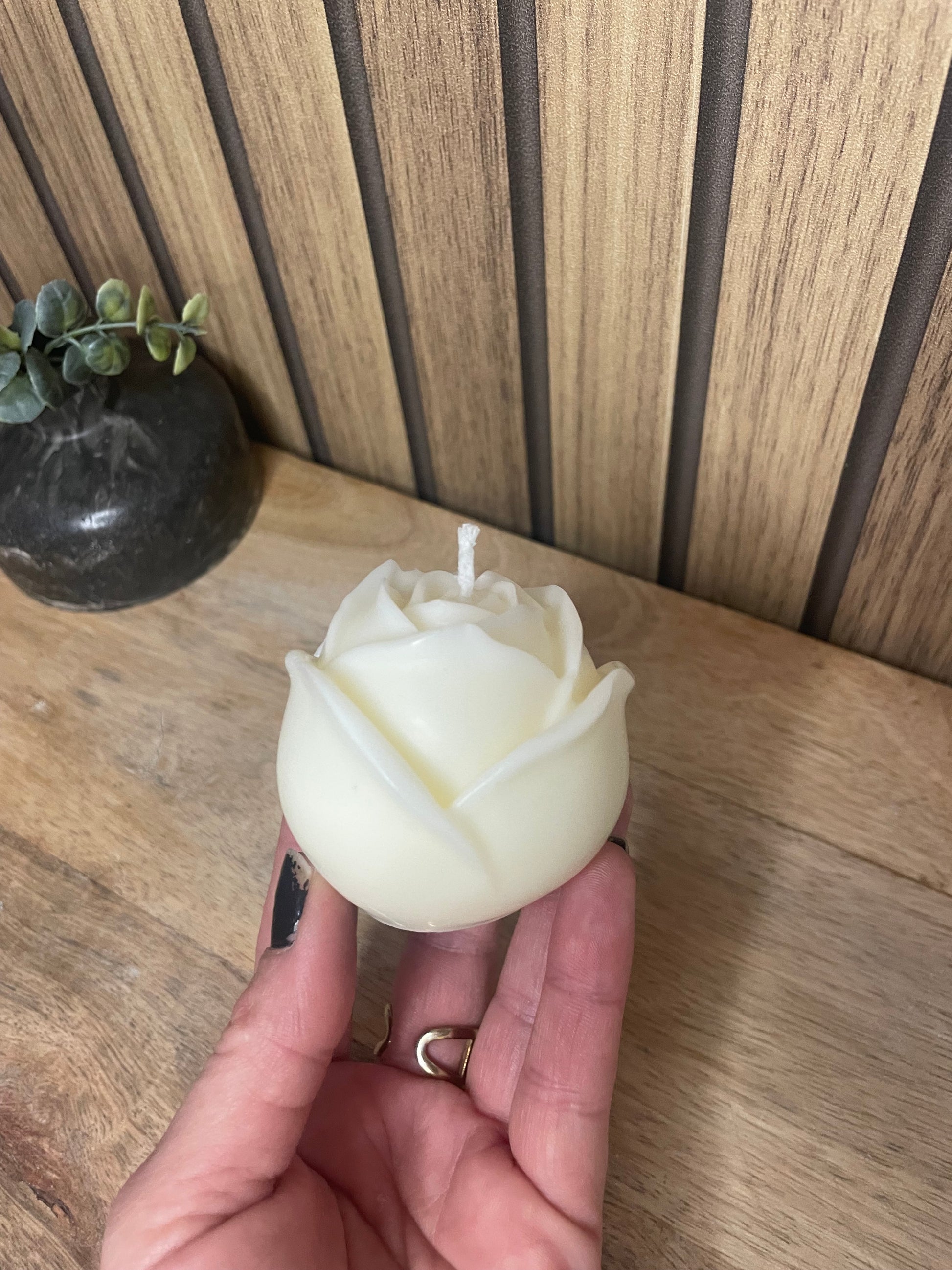 Décoration bougie parfumée en forme de roses avec fleurs séchées personnalisable. Cire végétal et fragrances de Grasse. Bougie artisanale. Cadeaux pour événements et cérémonies 
