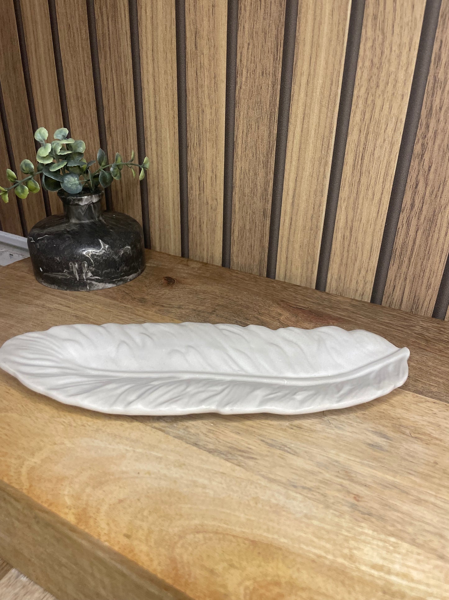 Vide poche plume. Plumes. Déco. Objets déco. A personnaliser. Tendance. Déposez vos bijoux, vos clés, vos pièces de monnaies. Maison. Poudre de moulage écologique. Artisan Français. Fait main. Cadeaux. Vous pouvez y faire fondre vos bougies. 