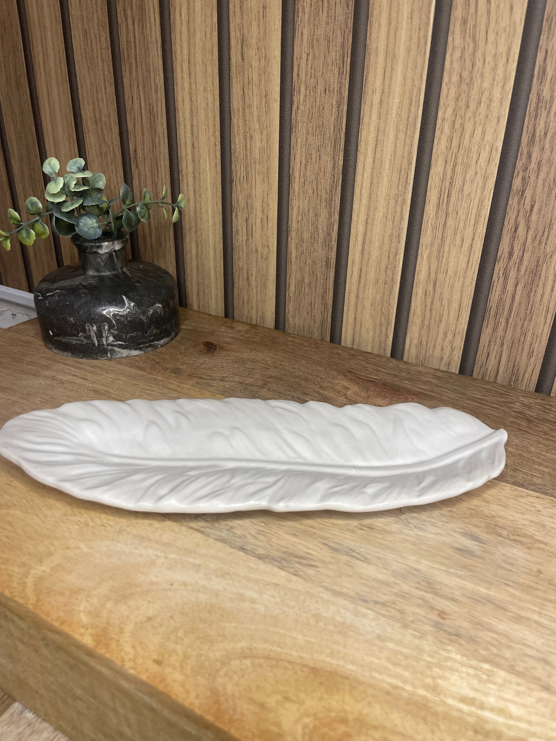 Vide poche plume. Plumes. Déco. Objets déco. A personnaliser. Tendance. Déposez vos bijoux, vos clés, vos pièces de monnaies. Maison. Poudre de moulage écologique. Artisan Français. Fait main. Cadeaux. Vous pouvez y faire fondre vos bougies. 