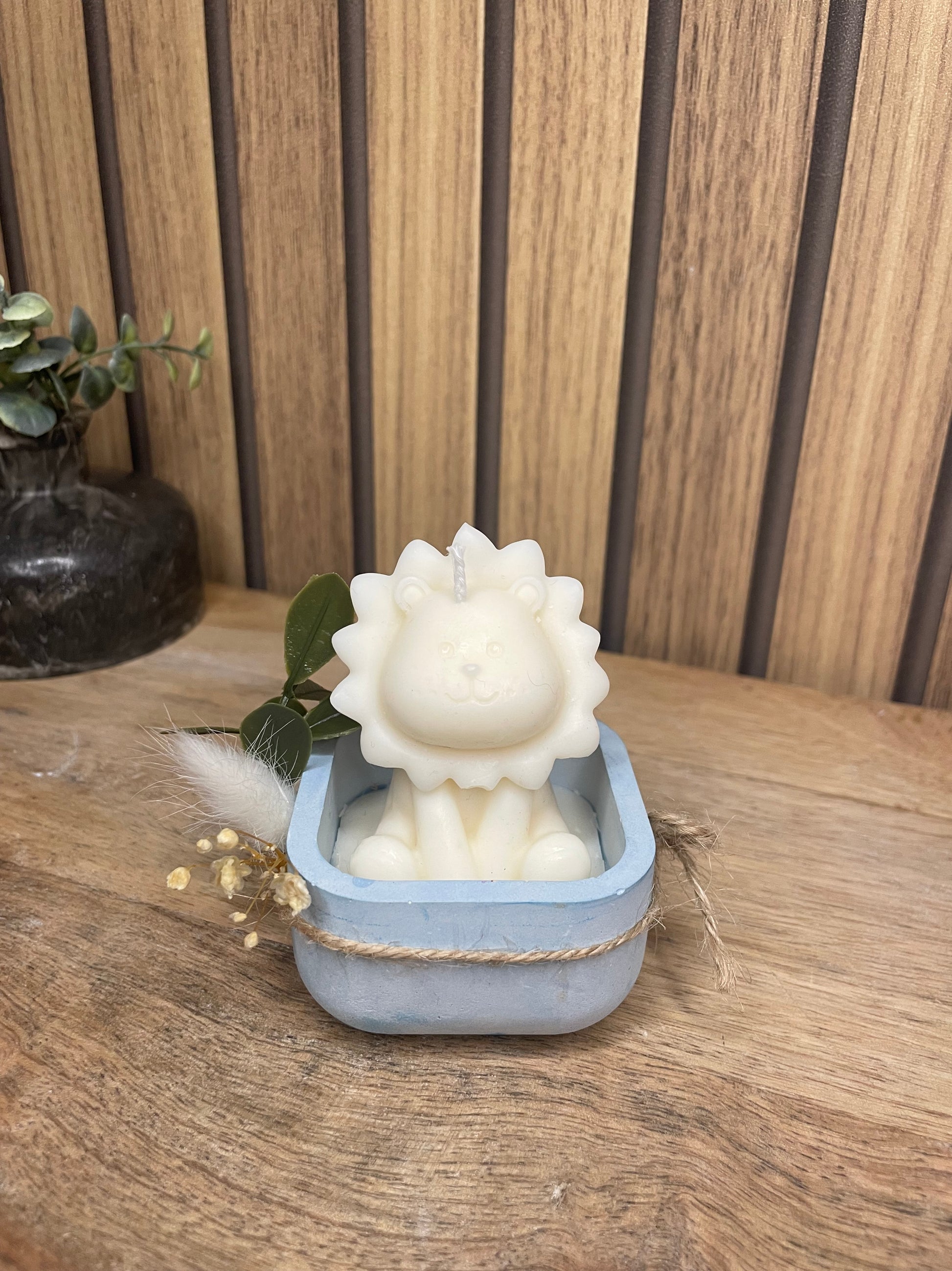 Décoration bougie parfumée lion et fleurs séchées personnalisable. Cire végétal et fragrances de Grasse. Bougie artisanale. Cadeaux pour événements et cérémonies 