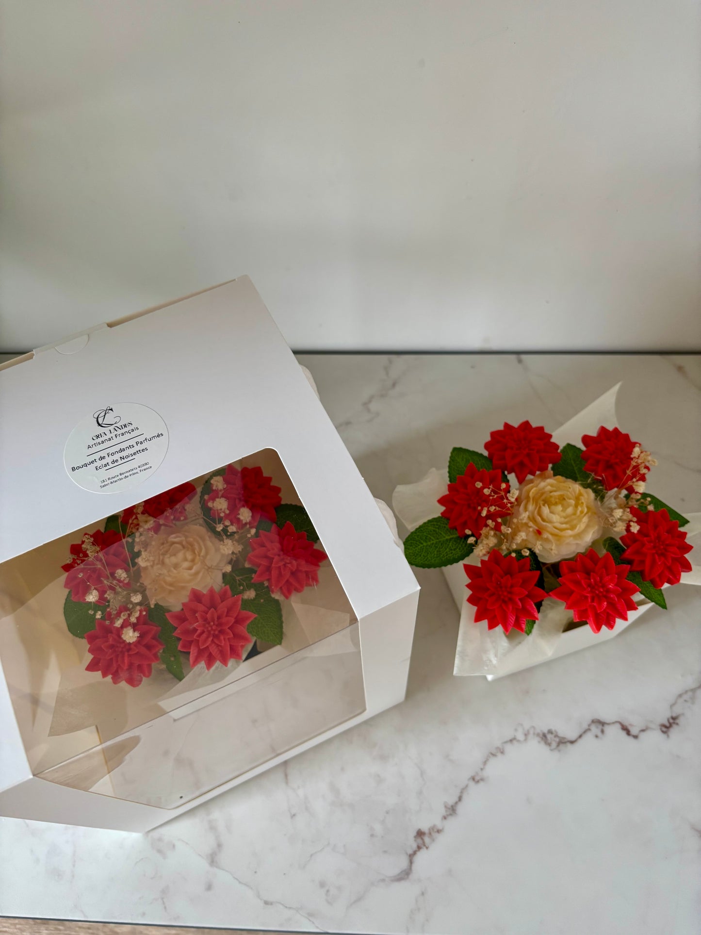 Bouquet de bougies. Cadeau. Noël. Cadeau de noël. Idée cadeau. Bougie parfumée. Fleur éternelle. Fleur. Bouquet. Décoration Noël. Rouge. Pivoine. Fleur de houx. 