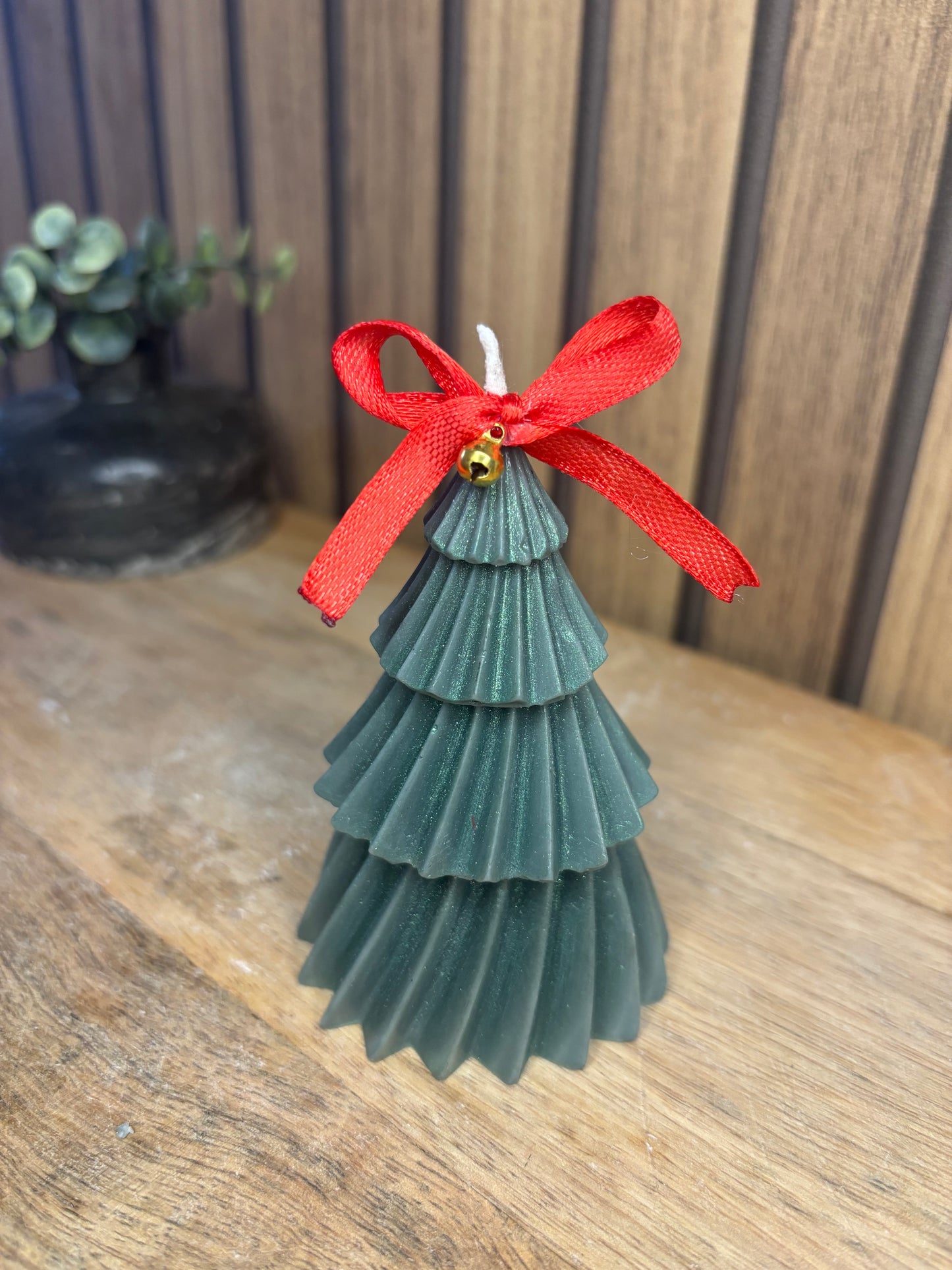 Bougie. Décoration de Noël. Idée cadeau. Sapin. Père Noël. Pomme de pin. Aiguilles de sapin. Baies.  Artisanat. Artisan. Petit créateur. Sapin vert. Noeud rouge. 