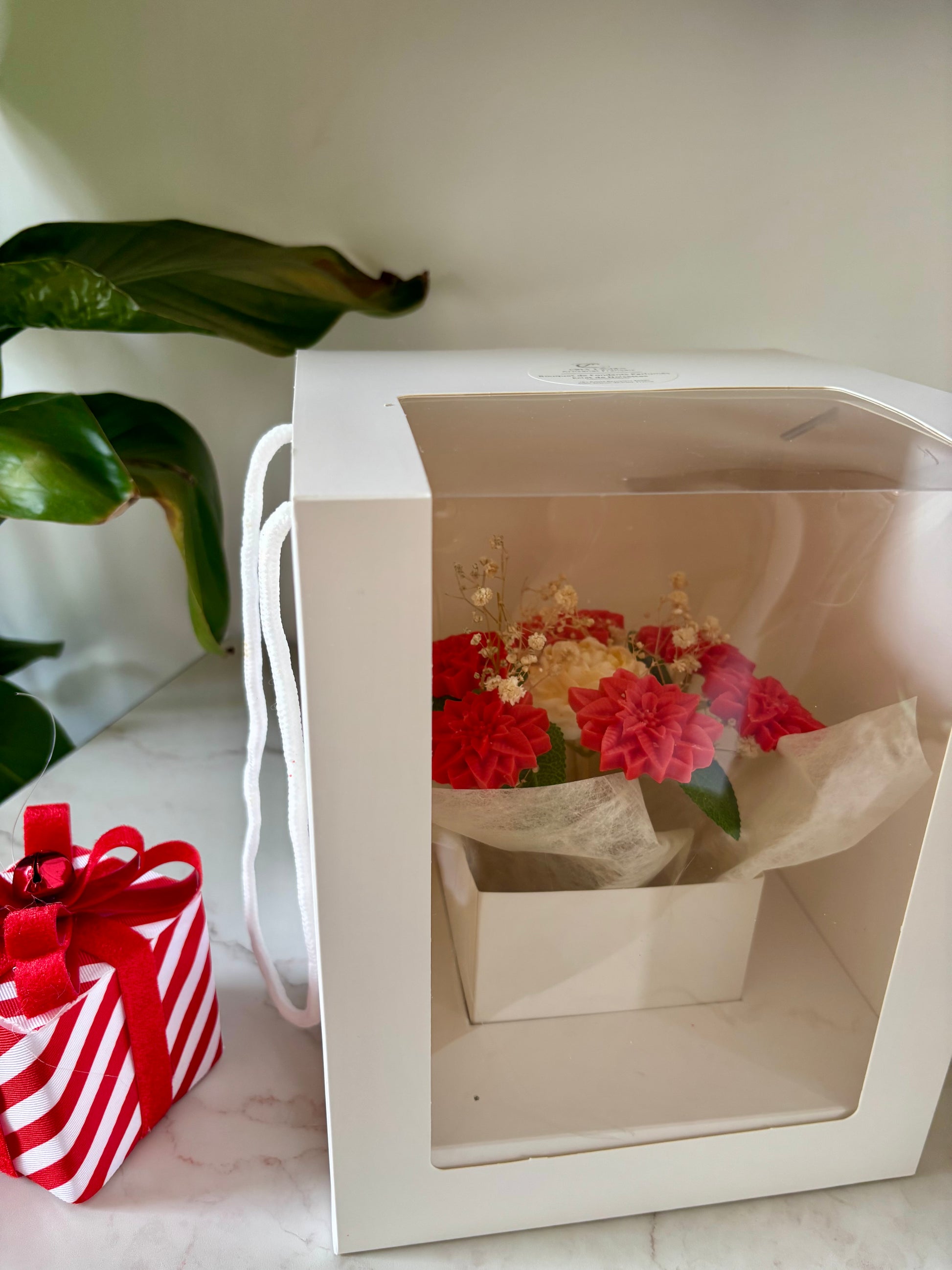 Bouquet de bougies. Cadeau. Noël. Cadeau de noël. Idée cadeau. Bougie parfumée. Fleur éternelle. Fleur. Bouquet. Décoration Noël. Boite cadeau. 