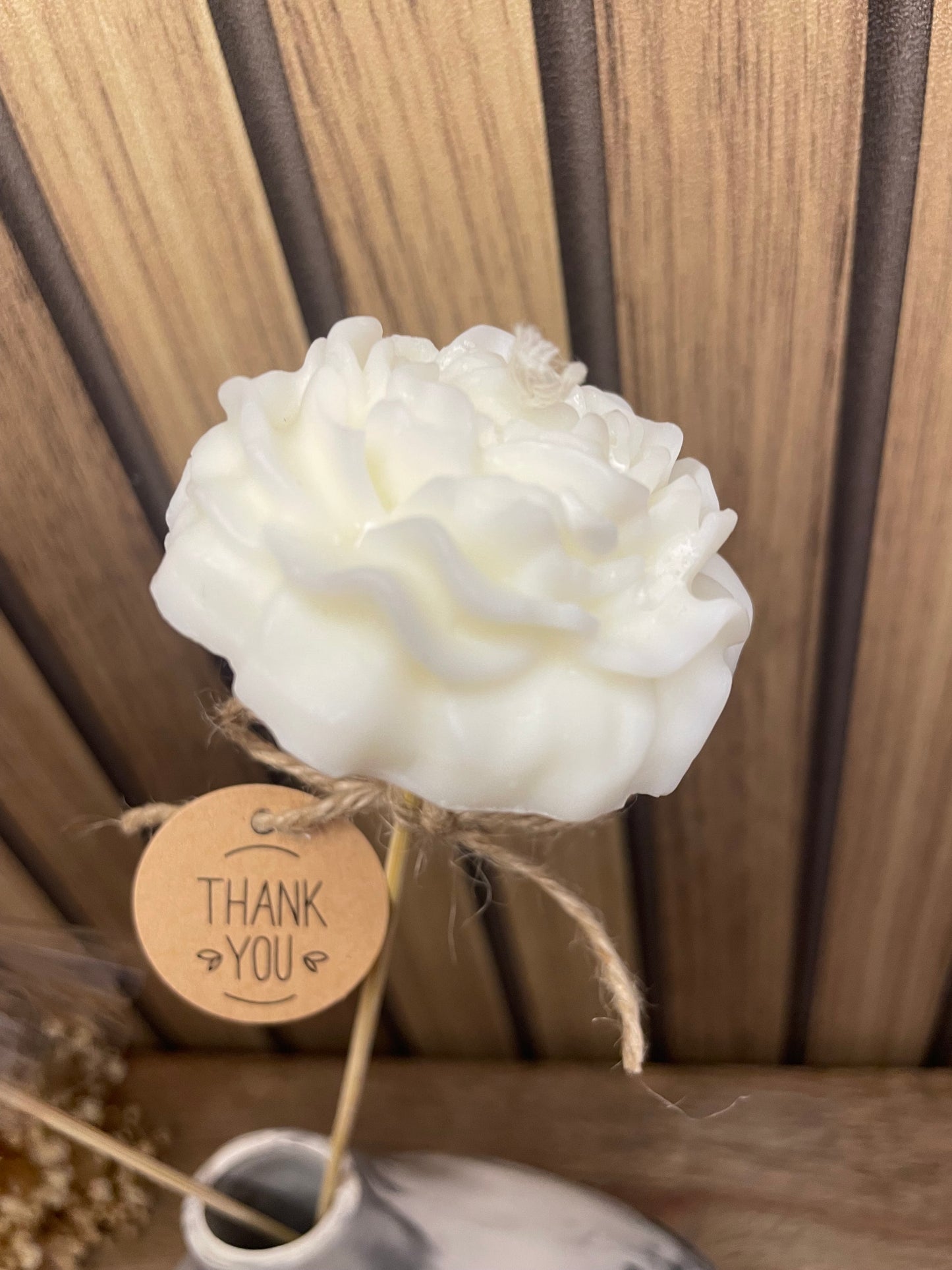 Décoration et cadeau bougie parfumée pivoine à personnaliser. Cire végétal et fragrances de Grasse. Bougie artisanale. Cadeaux invités cérémonies et événements. Mariage baptême anniversaire communion. Plaisir d’offrir 