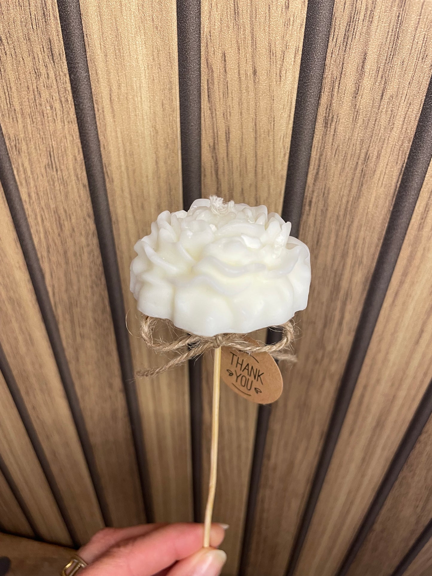 Décoration et cadeau bougie parfumée pivoine à personnaliser. Cire végétal et fragrances de Grasse. Bougie artisanale. Cadeaux invités cérémonies et événements. Mariage baptême anniversaire communion. Plaisir d’offrir 