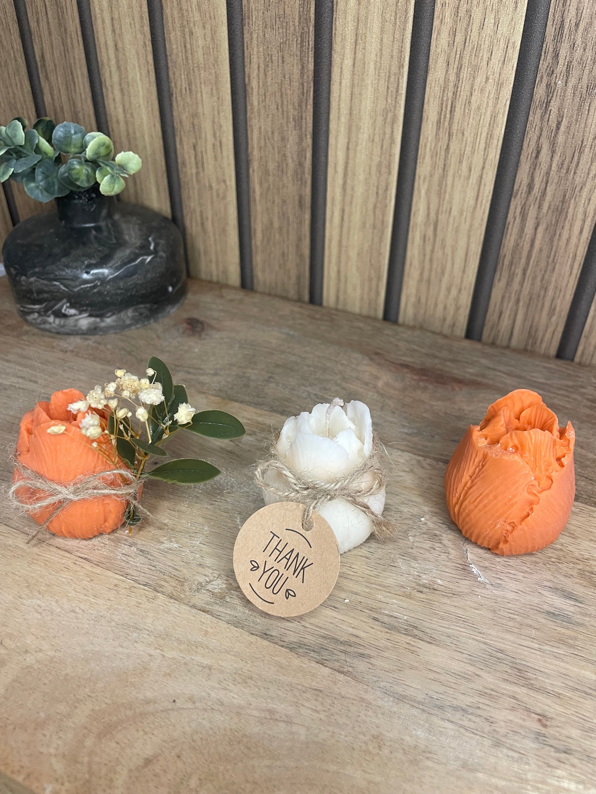 Décoration bougie parfumée tulipes à personnaliser. Cire végétal et fragrances de Grasse. Bougie artisanale. Cadeaux invités cérémonies et événements. Mariage baptême anniversaire communion 
