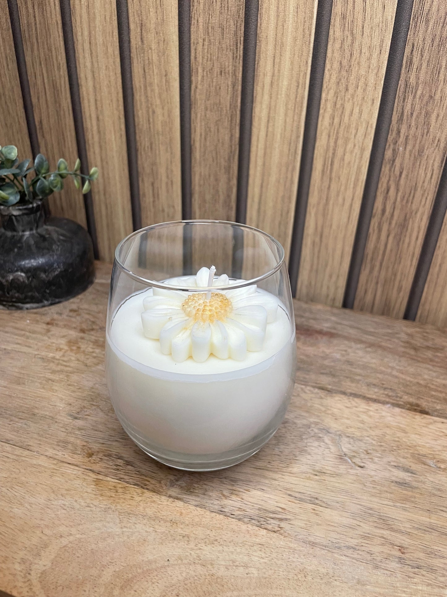 Décoration. bougie parfumée en verre à personnaliser. Cire végétal et fragrances de Grasse. Bougie artisanale. Marguerites. Cadeaux plaisir d’offrir. Vanille, madeleine, monoï, linge propre, pomme d’amour. Senteur. Parfum d’intérieur 