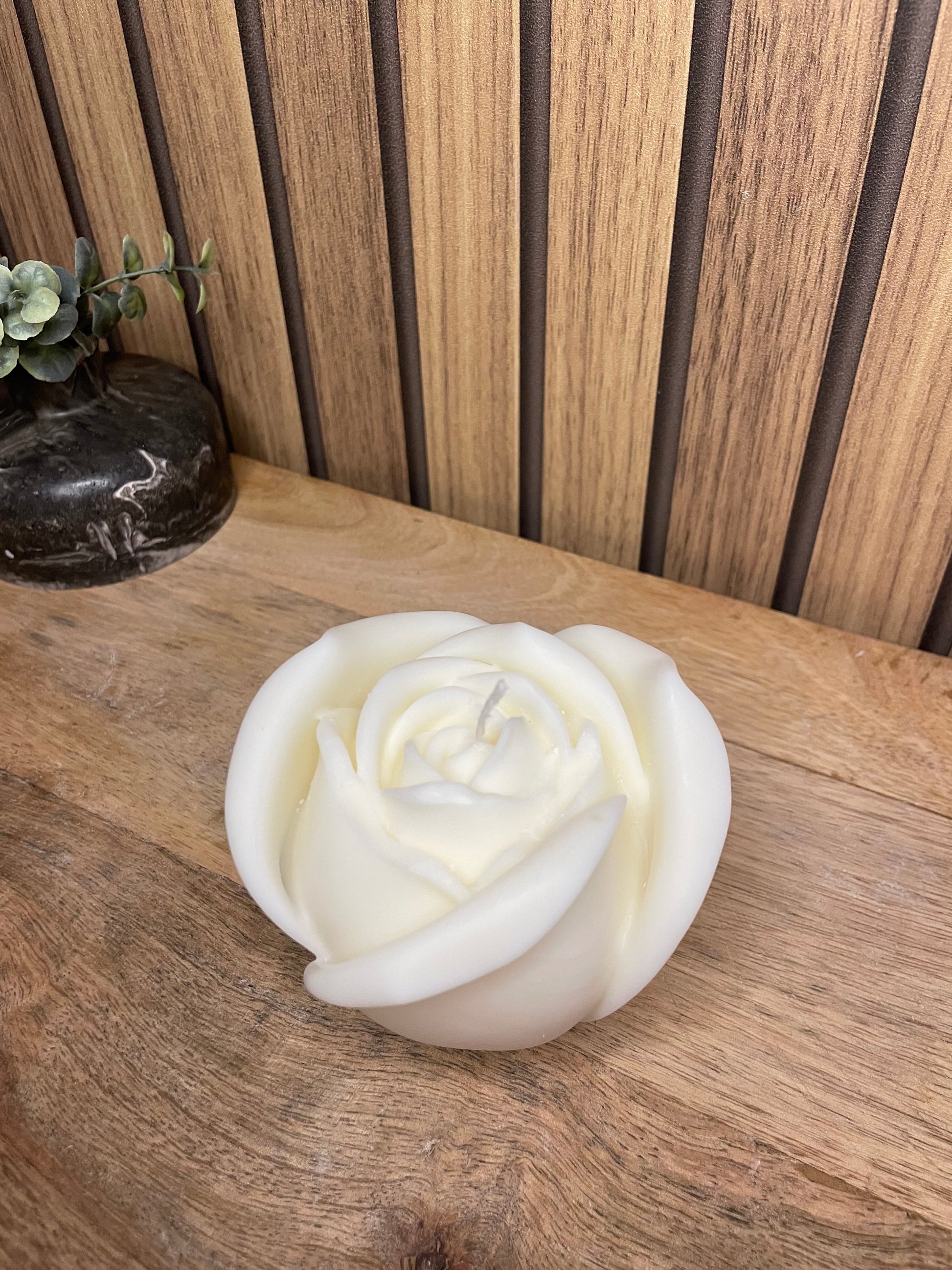 Décoration bougie parfumée en forme de roses personnalisable. Cire végétal et fragrances de Grasse. Bougie artisanale. 