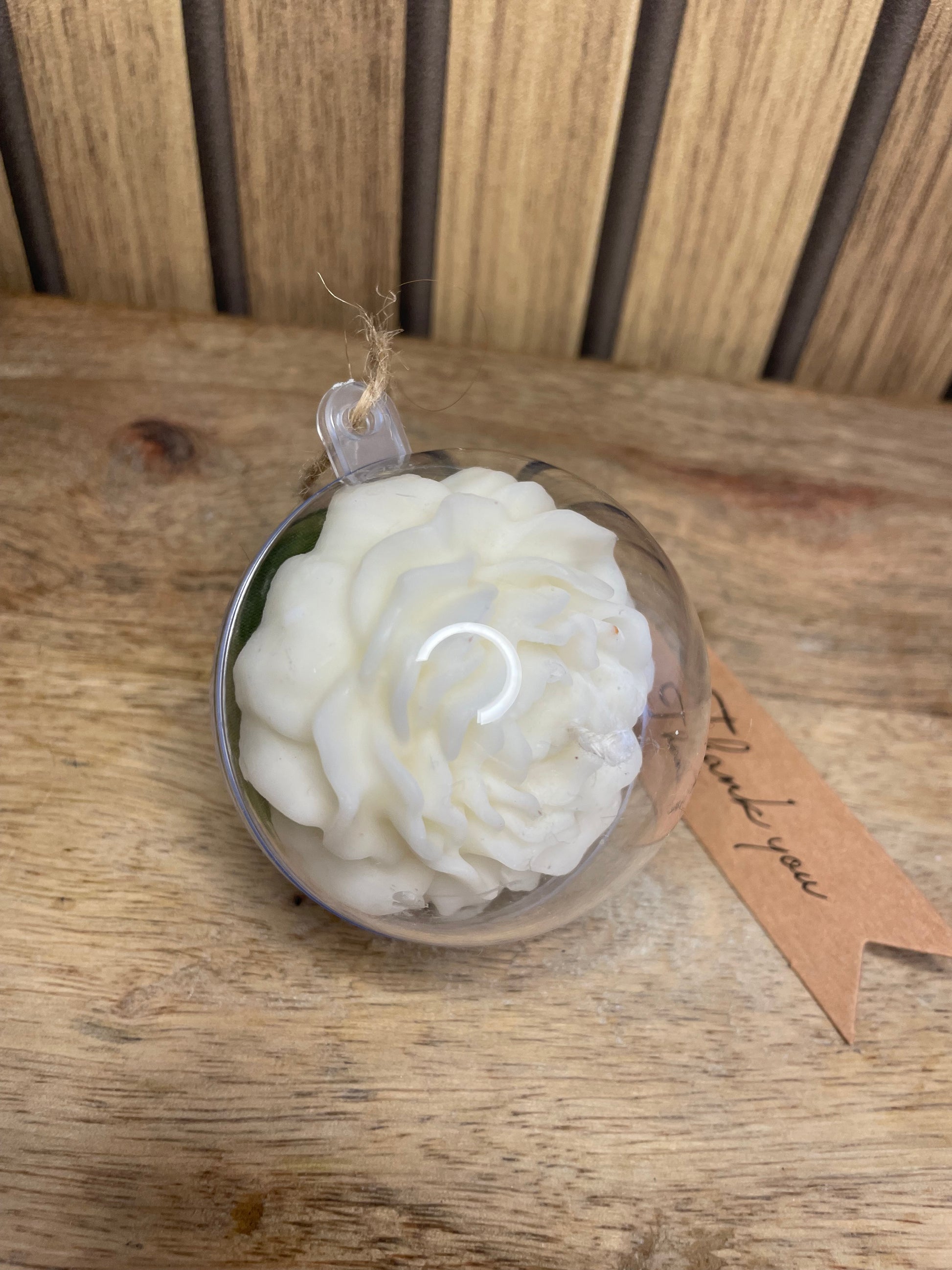 Décoration et cadeau bougie parfumée à personnaliser. Cire végétal et fragrances de Grasse. Bougie artisanale. Cadeaux invités cérémonies et événements. Mariage baptême anniversaire communion. Plaisir d’offrir. Fleur. Fondant parfumé. Cadeaux invités. Enfant. Cœur. Pivoine. Boule transparente. Merci 
