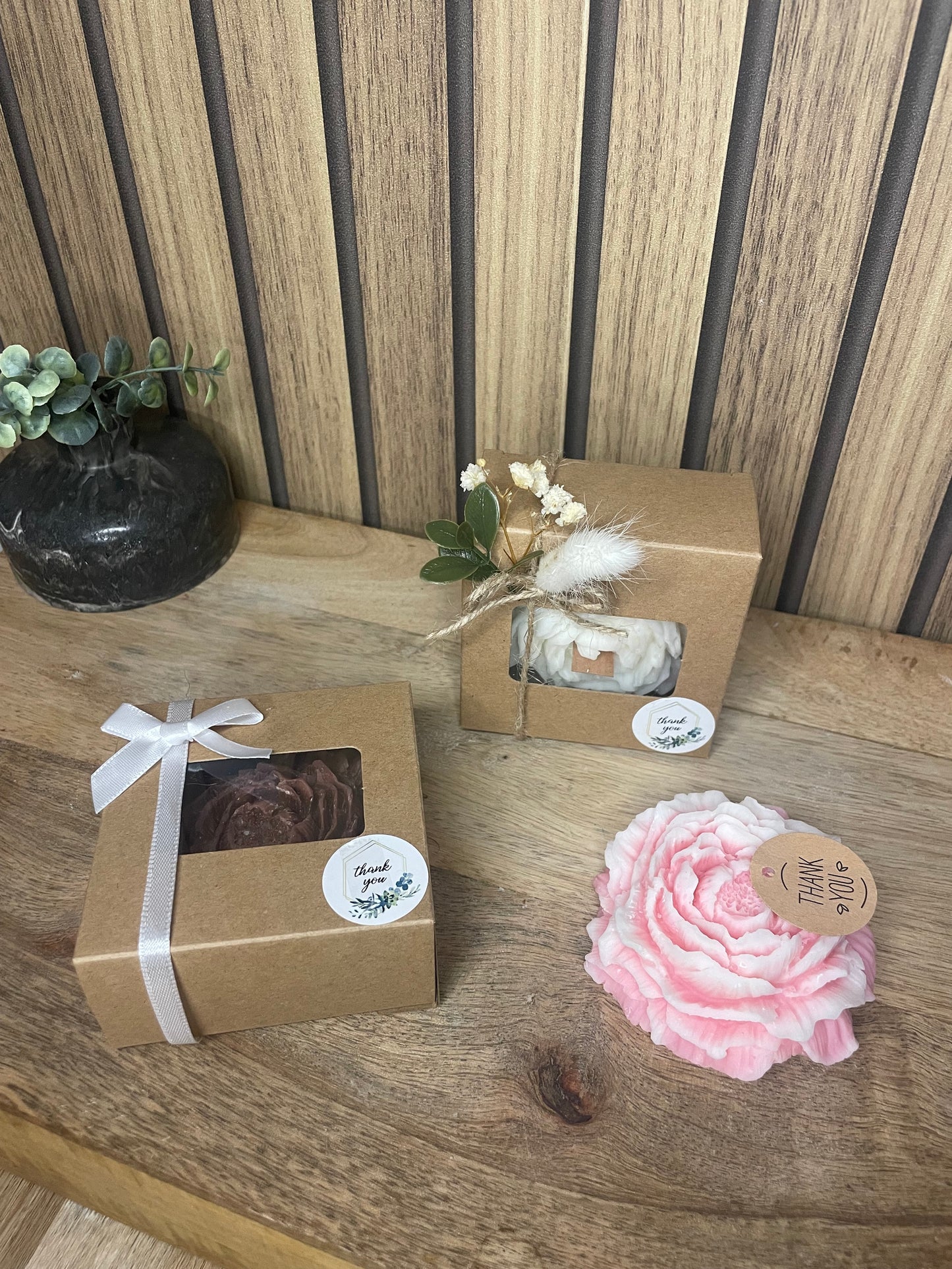 Décoration bougie parfumée pivoine bicolore personnalisable. Cire végétal et fragrances de Grasse. Bougie artisanale. Cadeaux pour événements et cérémonies. Boîte cadeaux avec noeud ou fleurs séchées 