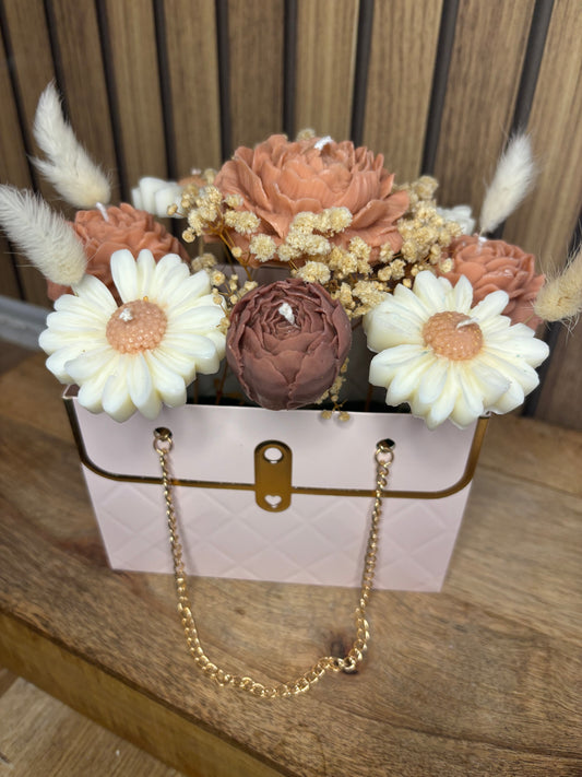 Bouquet de bougies parfumées. Fleurs pivoine rose tulipe marguerite et fleurs séchées. Fabrication artisanale fait main. Cire végétal et parfum de Grasse. Bougie artisanale. Cadeaux fêtes événements et cérémonies. Boîte à fleurs. Anniversaire baptême communion plaisir d’offrir. Bouquet de Noël. Idée cadeau. Déco de table.