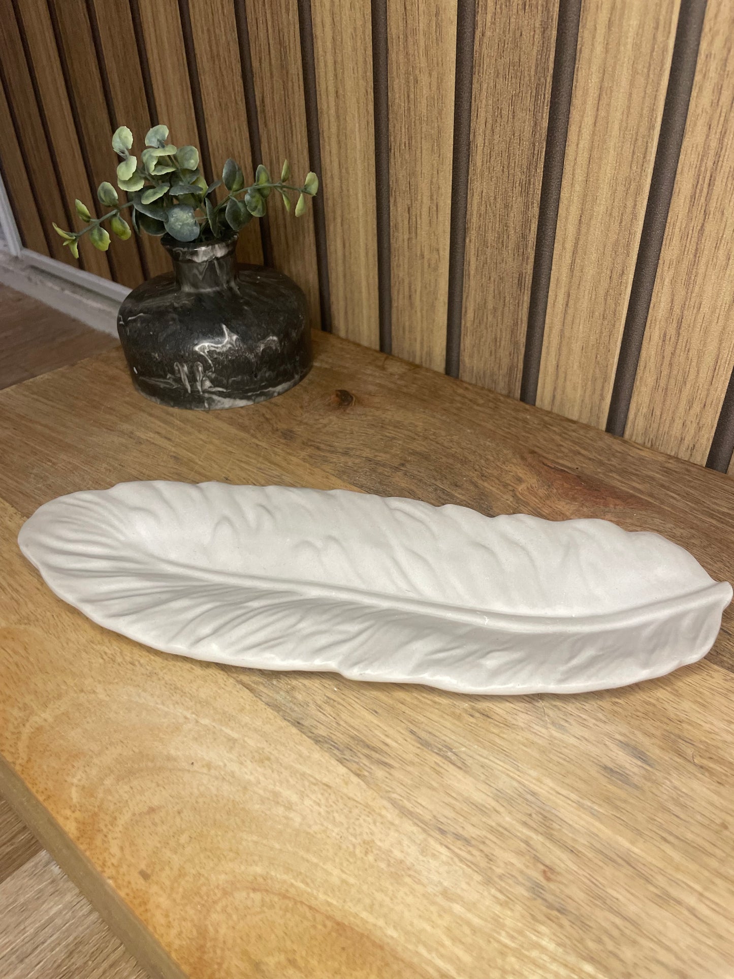Vide poche plume. Plumes. Déco. Objets déco. A personnaliser. Tendance. Déposez vos bijoux, vos clés, vos pièces de monnaies. Maison. Poudre de moulage écologique. Artisan Français. Fait main. Cadeaux. Vous pouvez y faire fondre vos bougies. 