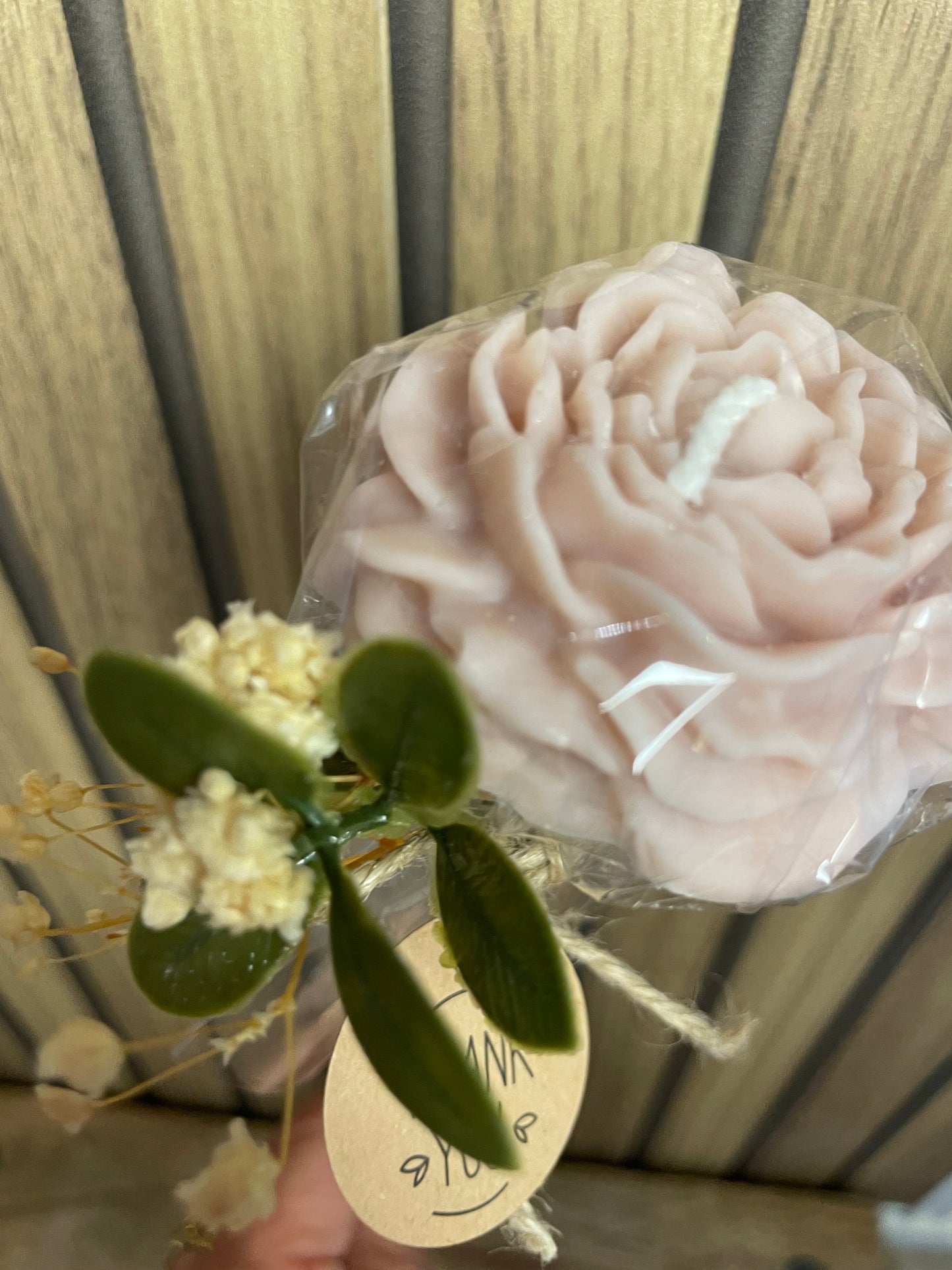 Décoration et cadeau bougie parfumée pivoine à personnaliser. Cire végétal et fragrances de Grasse. Bougie artisanale. Cadeaux invités cérémonies et événements. Mariage baptême anniversaire communion. Plaisir d’offrir 