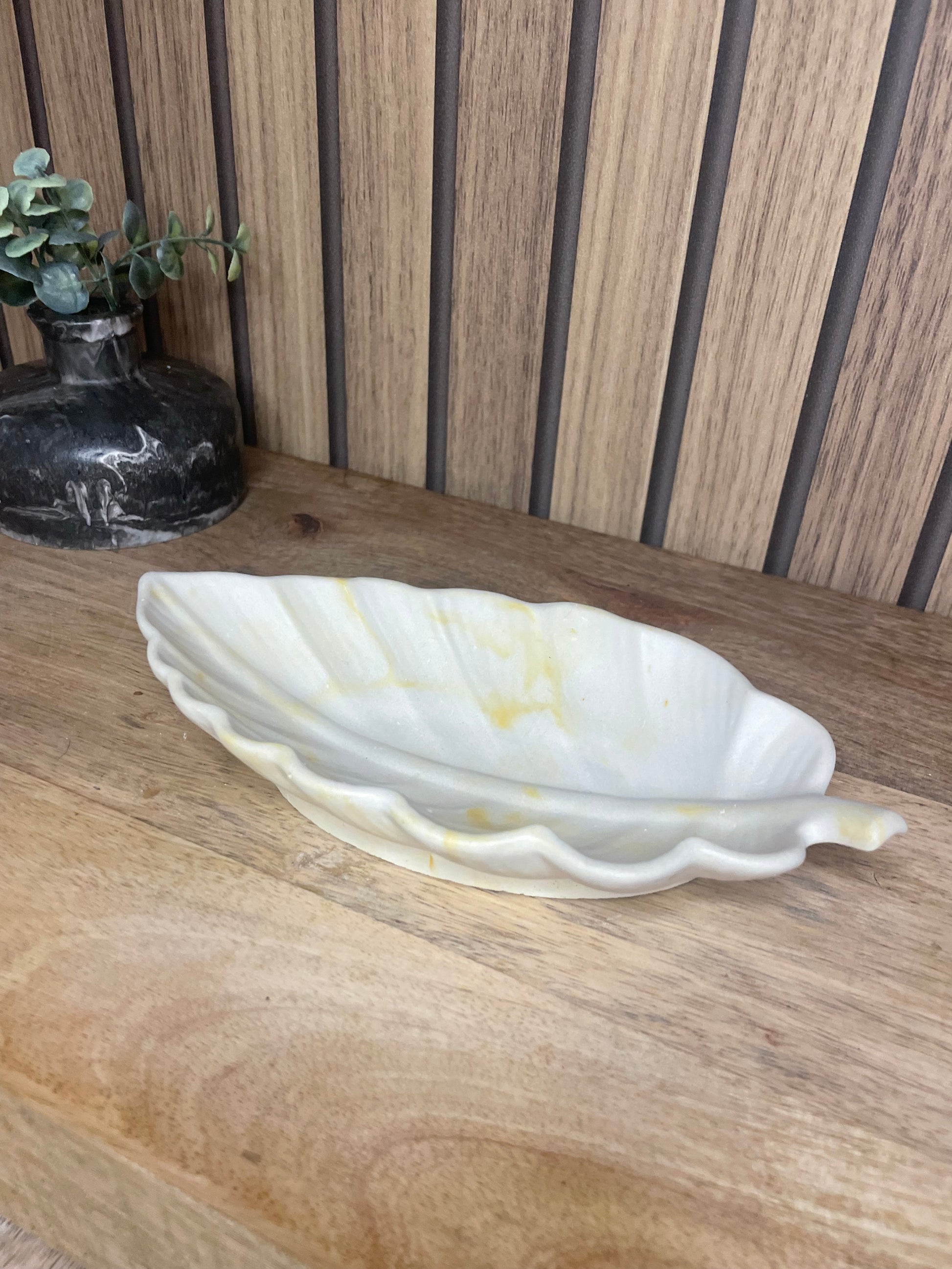 Vide poche feuille. Déco. Objets déco. A personnaliser. Tendance. Déposez vos bijoux, vos clés, vos pièces de monnaies. Maison. Poudre de moulage écologique. Artisan Français. Fait main. Cadeaux. Vous pouvez y faire fondre vos bougies. 