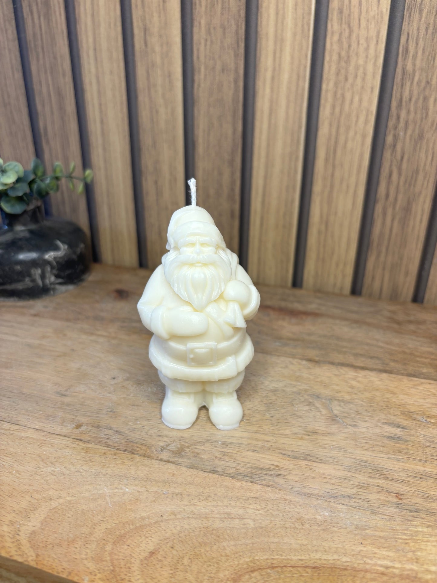 Bougie. Décoration de Noël. Idée cadeau. Sapin. Père Noël. Pomme de pin. Aiguilles de sapin. Baies.  Artisanat. Artisan. Petit créateur. 