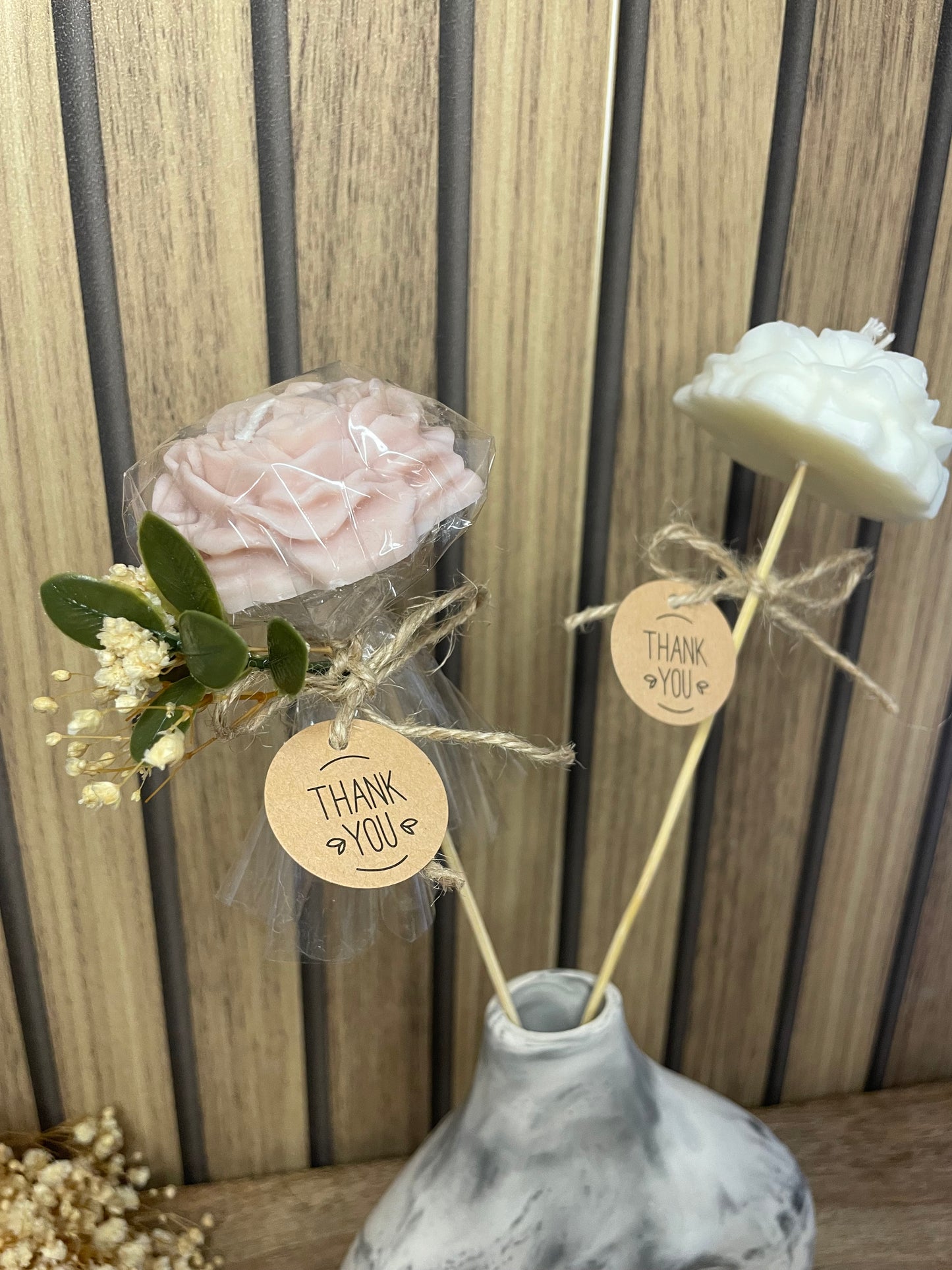 Décoration et cadeau bougie parfumée pivoine à personnaliser. Cire végétal et fragrances de Grasse. Bougie artisanale. Cadeaux invités cérémonies et événements. Mariage baptême anniversaire communion. Plaisir d’offrir. Fleurs séchées 