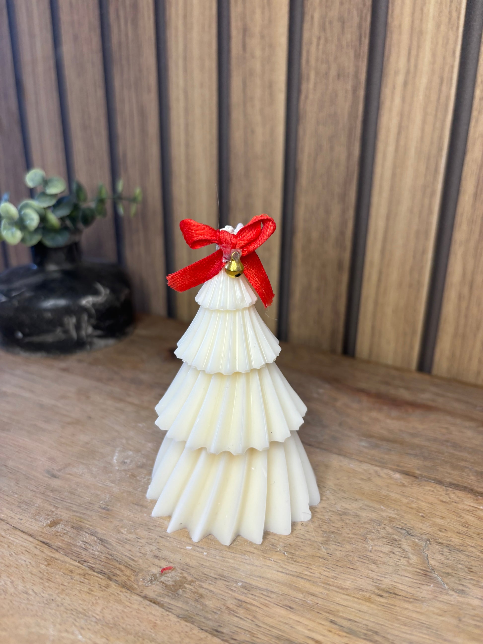 Bougie. Décoration de Noël. Idée cadeau. Sapin. Père Noël. Pomme de pin. Aiguilles de sapin. Baies.  Artisanat. Artisan. Petit créateur. 