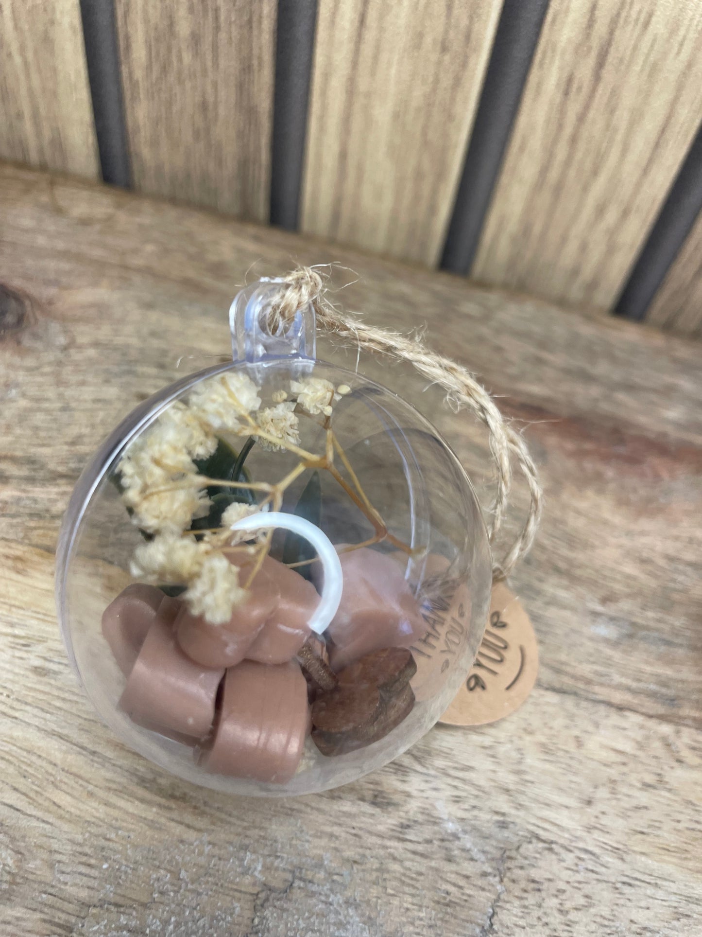 Décoration et cadeau bougie parfumée à personnaliser. Bonbon. Cire végétal et fragrances de Grasse. Bougie artisanale. Cadeaux invités cérémonies et événements. Mariage baptême anniversaire communion. Plaisir d’offrir. Fleur. Fondant parfumé. Cadeaux invités. Enfant. Cœur. Fleurs séchées. Boule transparente. 