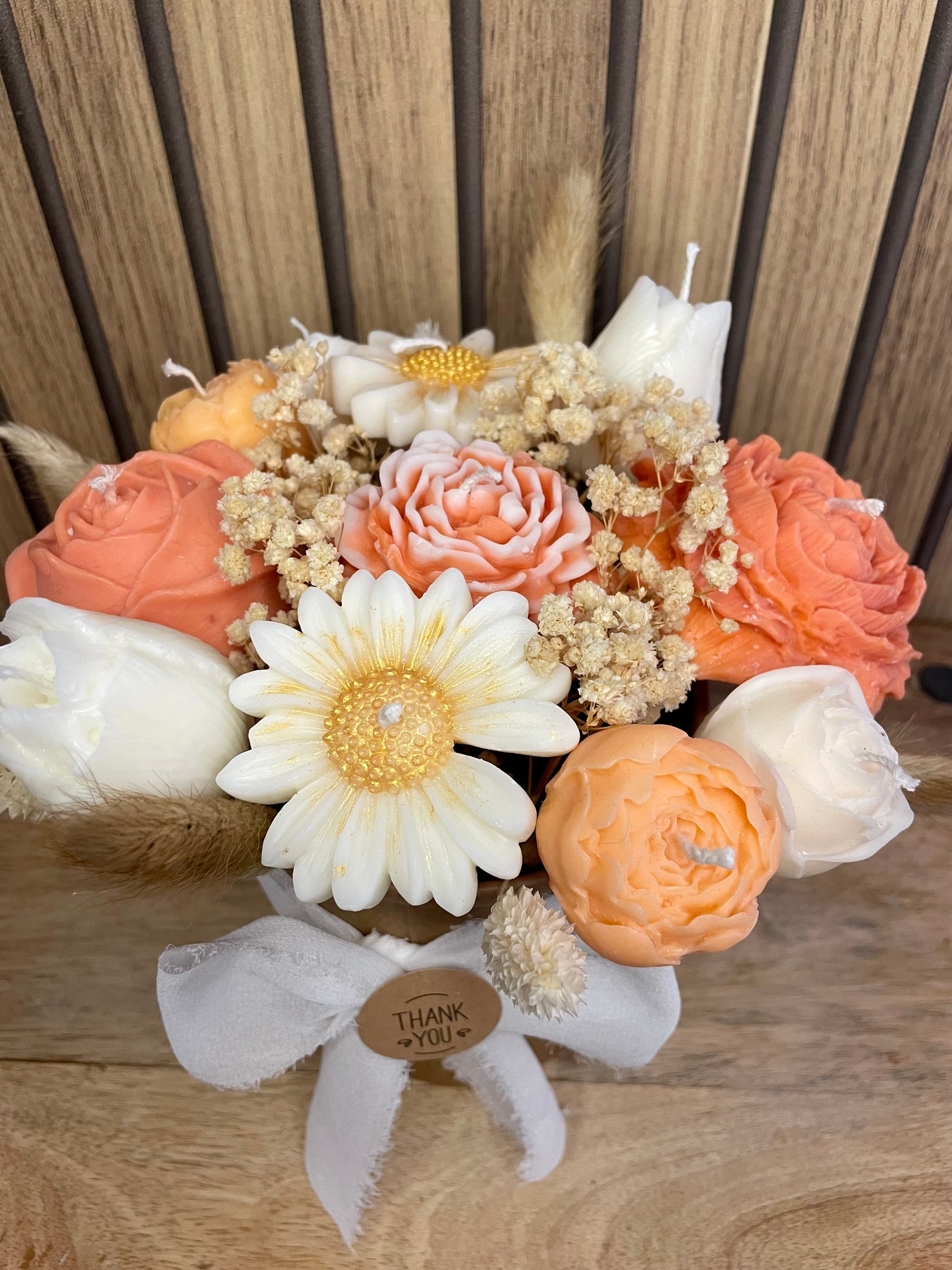 Bouquet de bougies parfumées. Fleurs pivoine rose tulipe marguerite et fleurs séchées. Fabrication artisanale fait main. Cire végétal et parfum de Grasse. Bougie artisanale. Cadeaux fêtes événements et cérémonies. Boîte à fleurs 