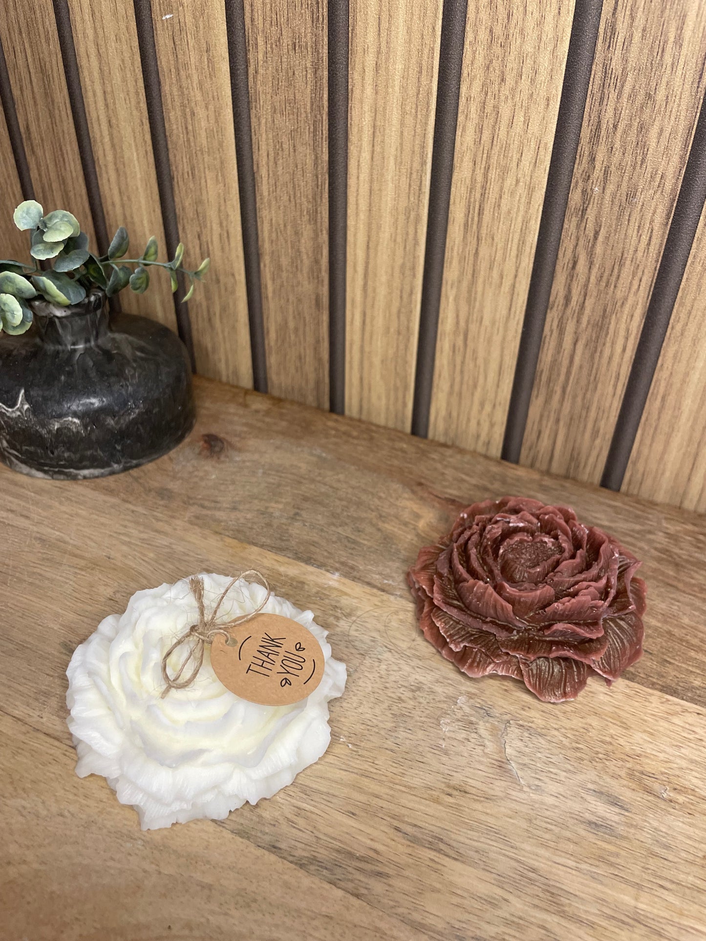 Décoration bougie parfumée pivoine personnalisable. Cire végétal et fragrances de Grasse. Bougie artisanale. Cadeaux pour événements et cérémonies. Boîte cadeaux avec noeud ou fleurs séchées 