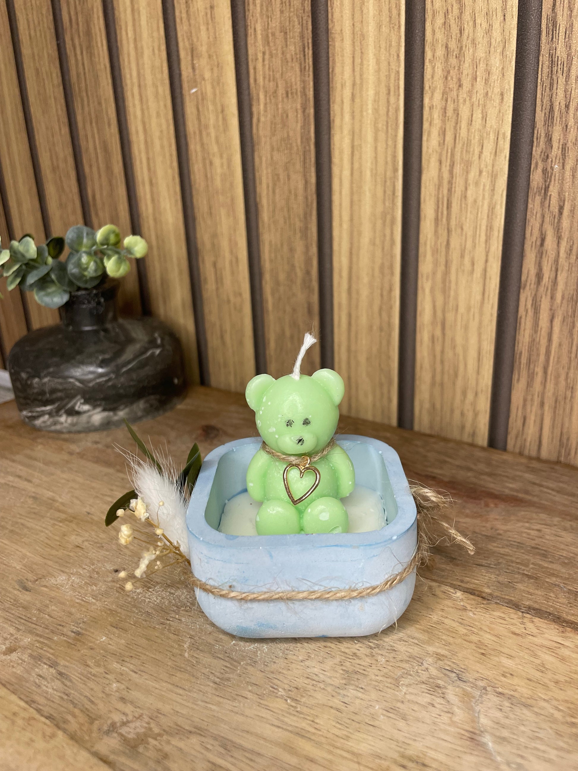 Décoration bougie parfumée nounours et fleurs séchées personnalisable. Cire végétal et fragrances de Grasse. Bougie artisanale. Cadeaux pour événements et cérémonies 