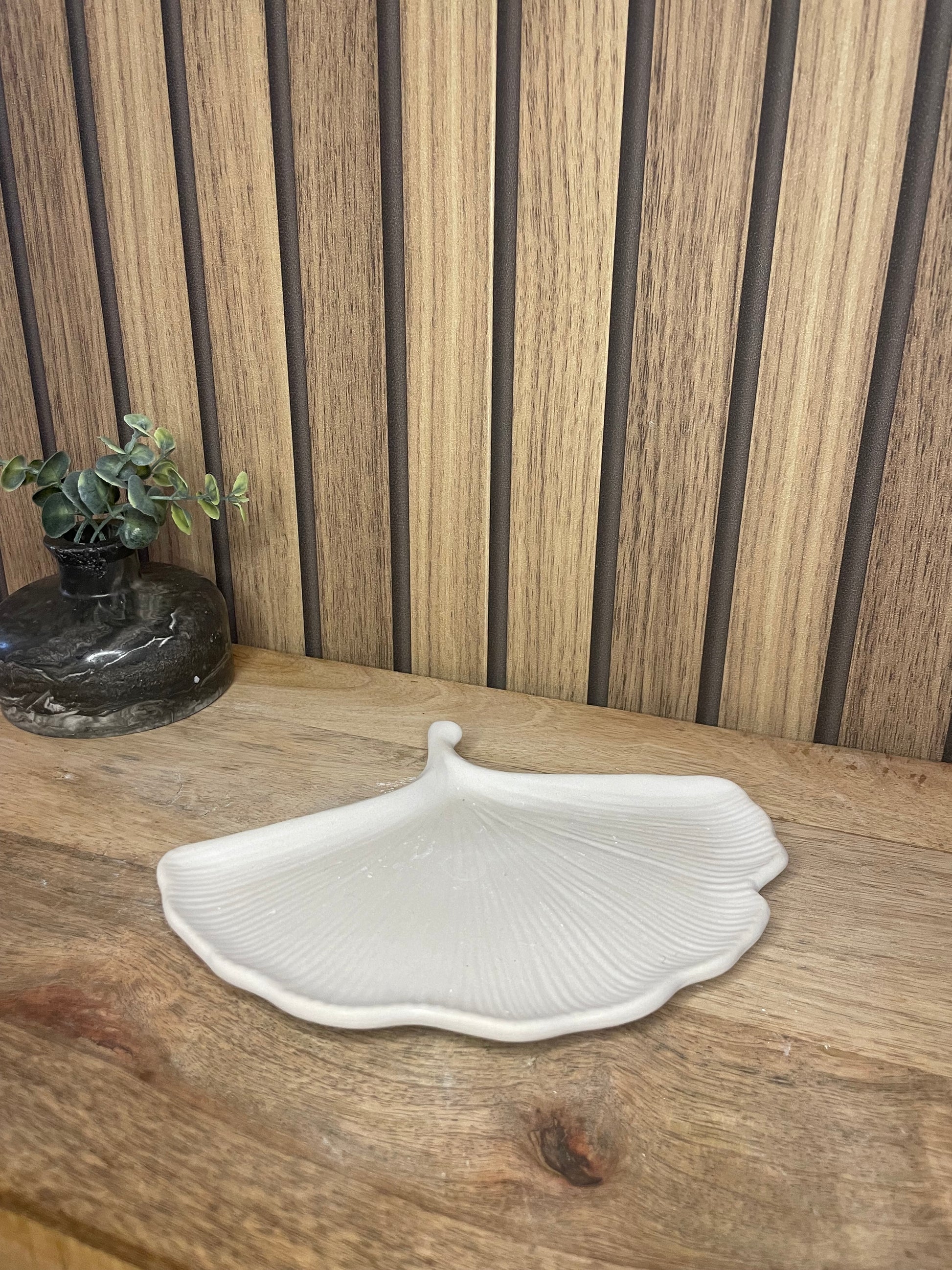 Vide poche feuille. Déco. Objets déco. A personnaliser. Tendance. Déposez vos bijoux, vos clés, vos pièces de monnaies. Maison. Poudre de moulage écologique. Artisan Français. Fait main. Cadeaux. 