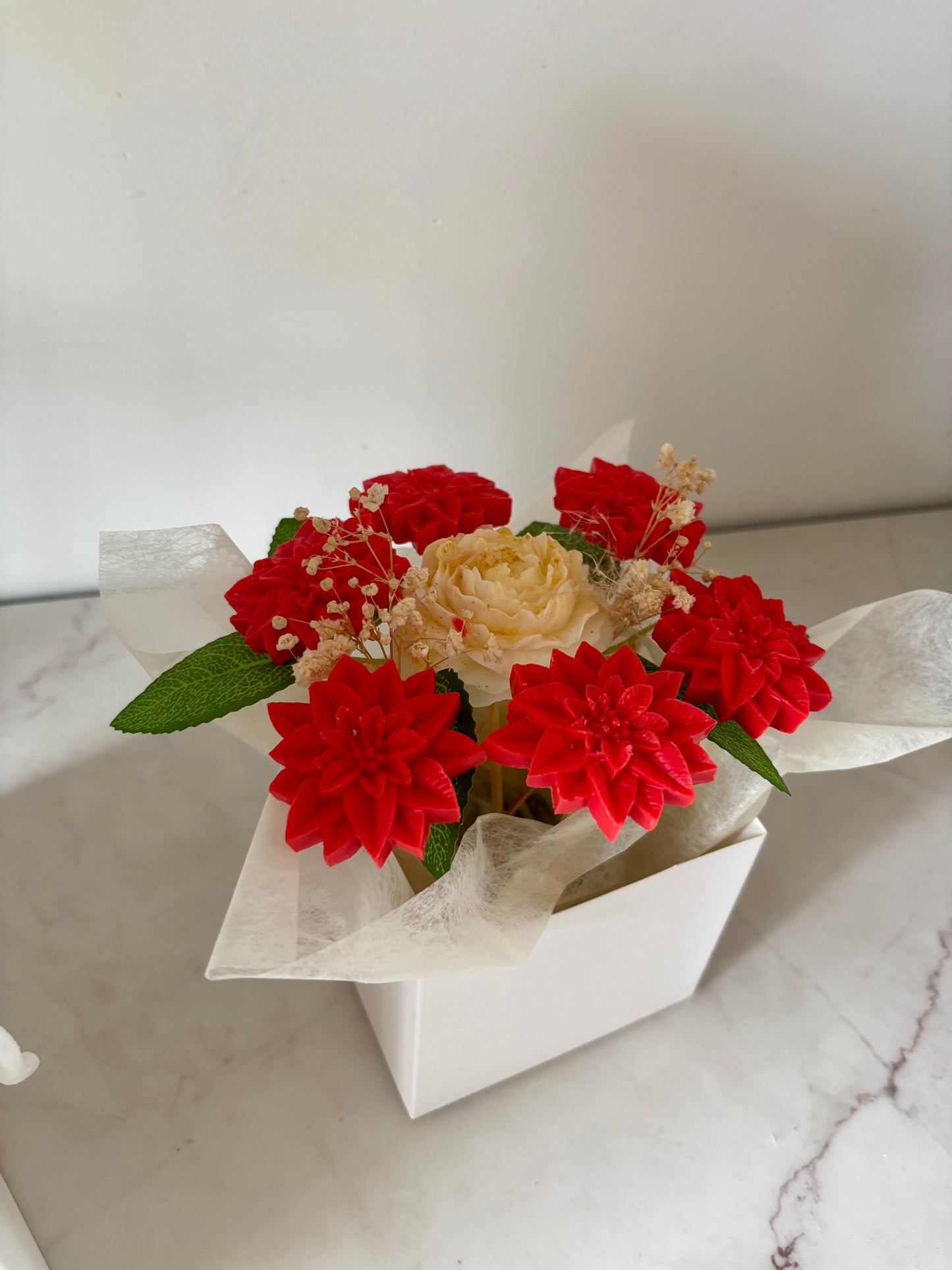 Bouquet de bougies. Cadeau. Noël. Cadeau de noël. Idée cadeau. Bougie parfumée. Fleur éternelle. Fleur. Bouquet. Décoration Noël. Rouge. 