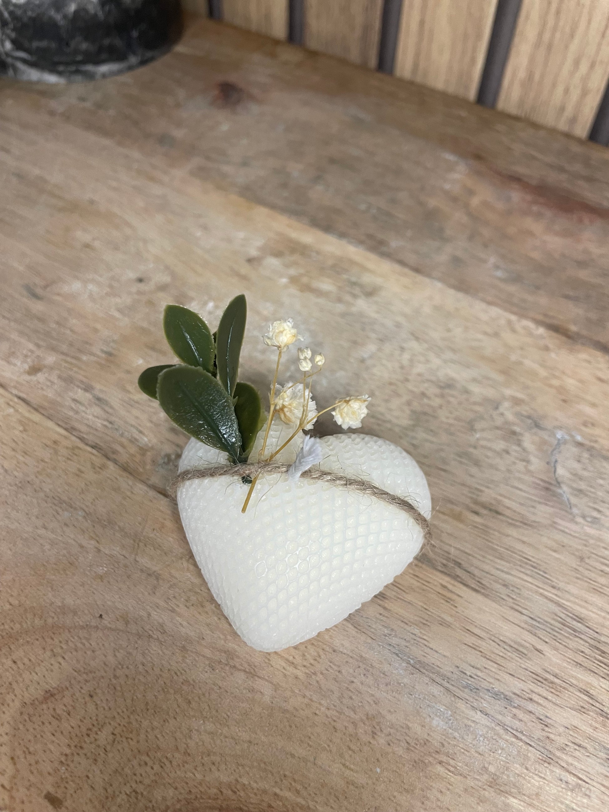 Bougie parfumée cœur et fleurs séchées personnalisable pour cadeaux événements et cérémonies 