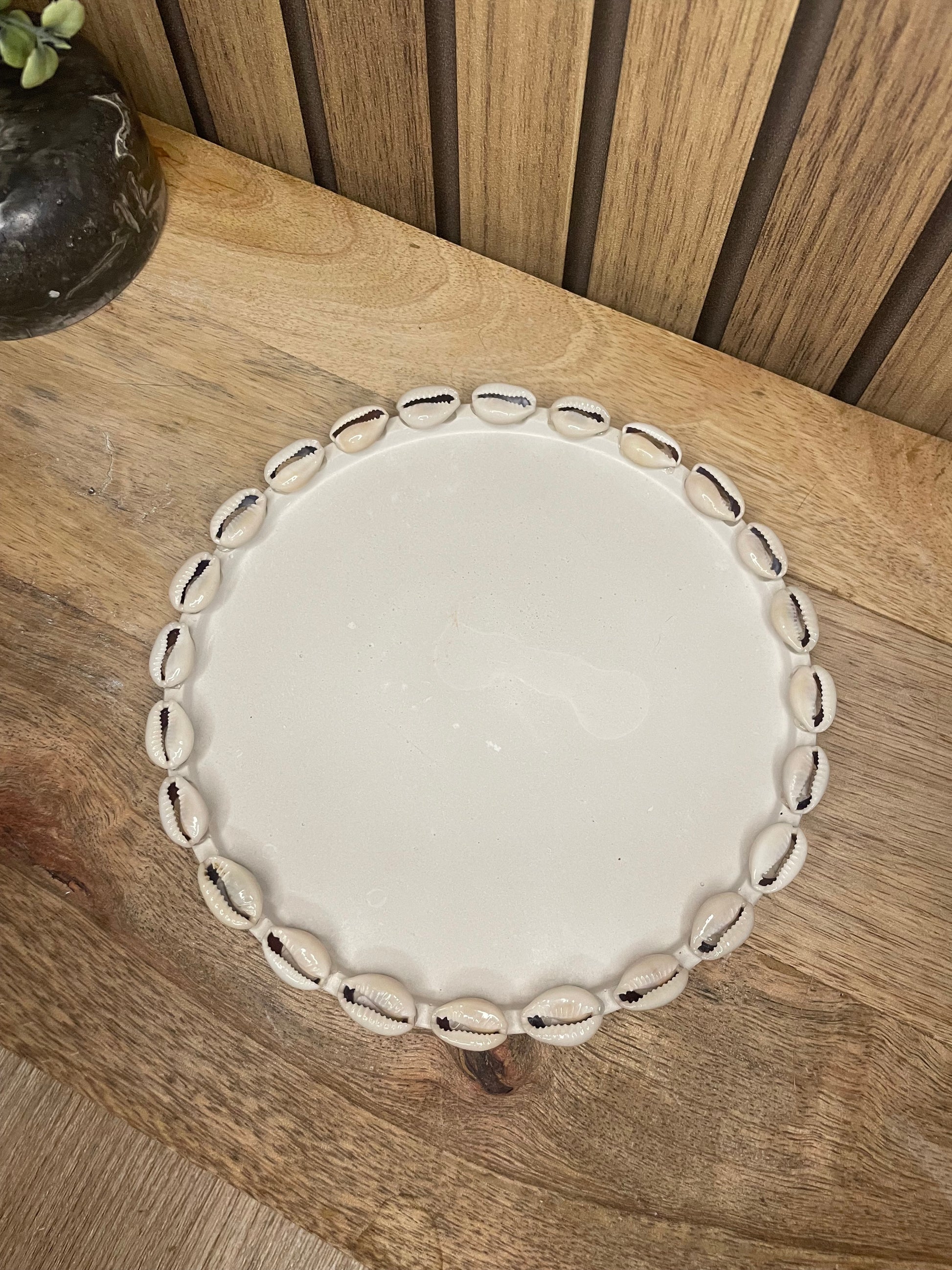Plateau. Vide poche. Décoration. Plateau rond. Maison. Objets déco. A personnaliser. Tendance. Déposez vos bijoux, vos clés, vos bougies, vase, verres. Maison. Poudre de moulage écologique. Artisan Français. Fait main. Cadeaux. Vous pouvez y faire fondre vos bougies.. coquillages. 