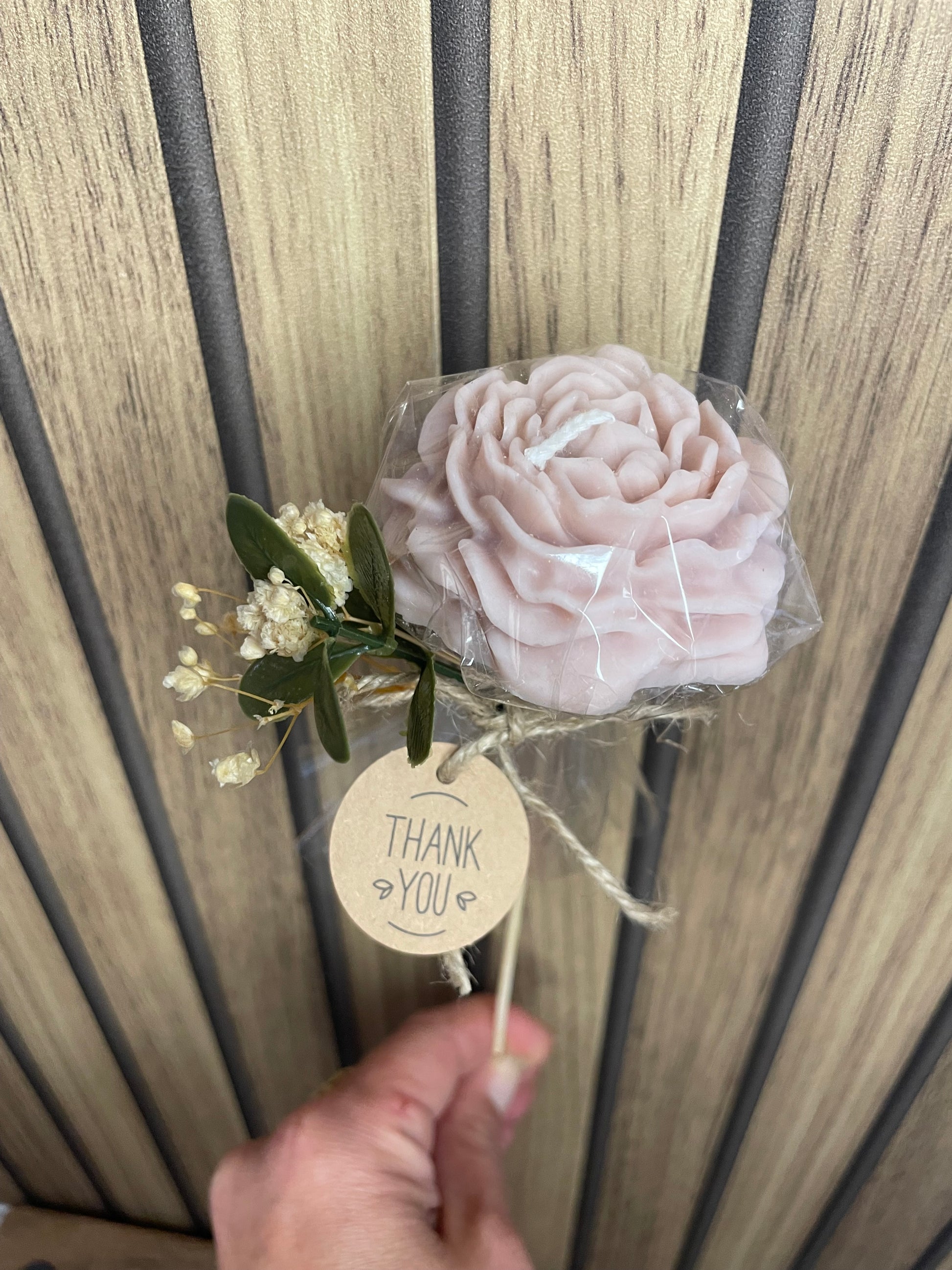 Décoration et cadeau bougie parfumée pivoine à personnaliser. Cire végétal et fragrances de Grasse. Bougie artisanale. Cadeaux invités cérémonies et événements. Mariage baptême anniversaire communion. Plaisir d’offrir 