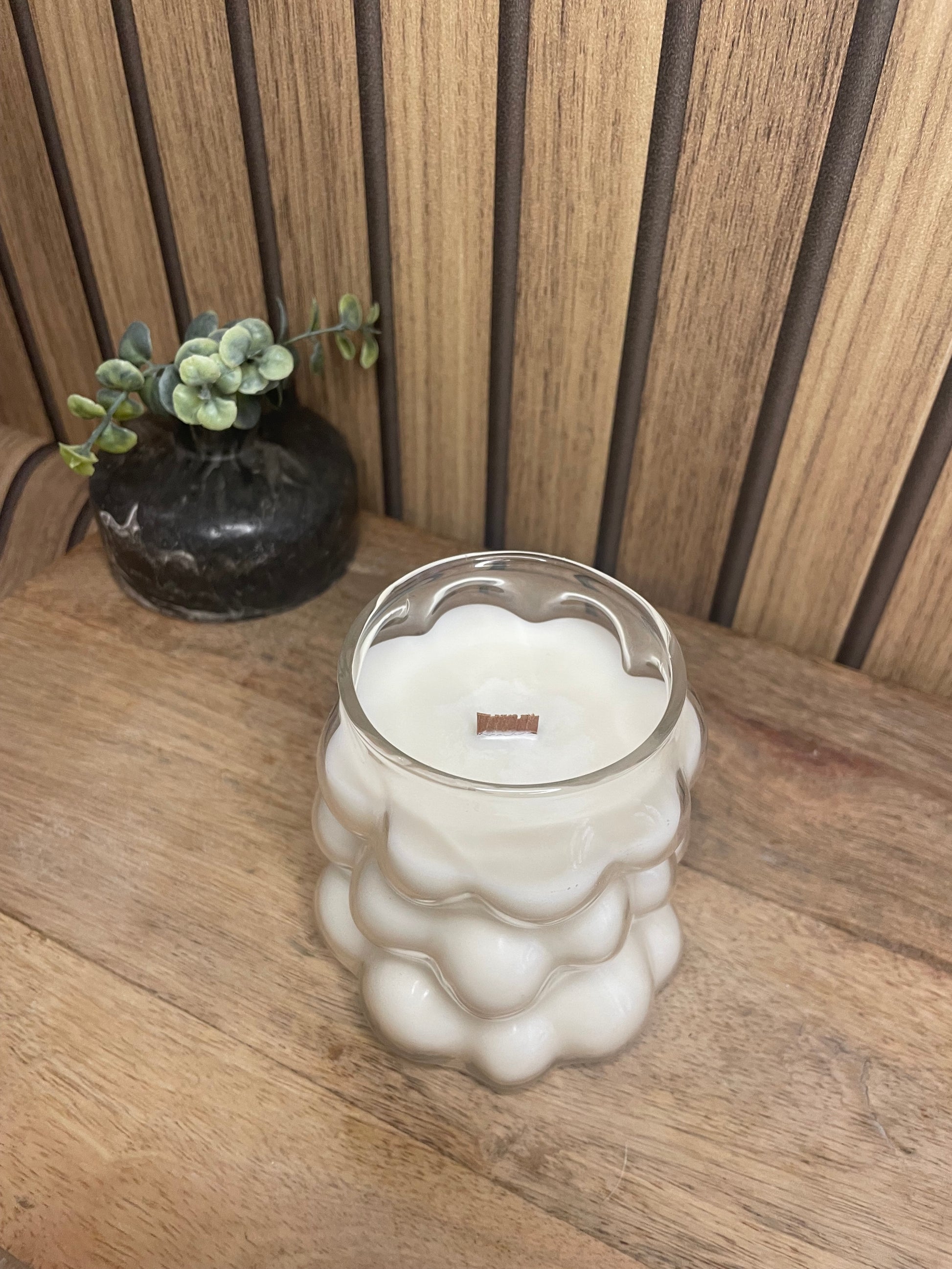 Bougie parfumée Artisanal. Cire végétal de soja. Parfum provenant de Grasse. Parfumer son intérieur. Bougie à personnaliser. Fragrance. Mèche en bois. Fait main. Artisan Français. Idée cadeau. Baiona. Bayonne. Pays basque