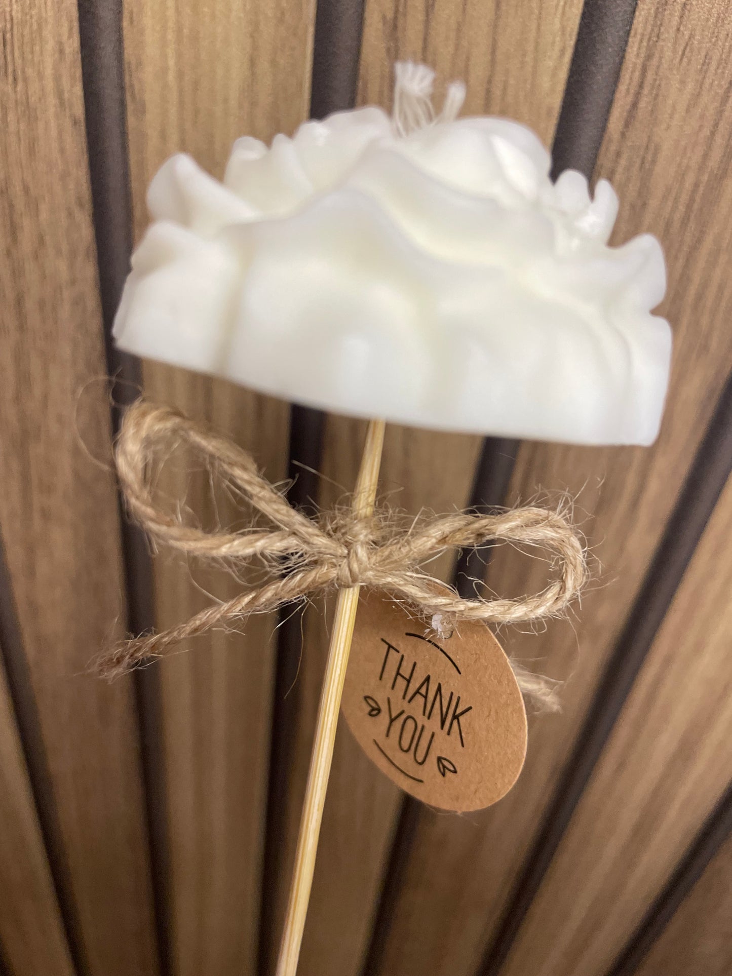 Décoration et cadeau bougie parfumée pivoine à personnaliser. Cire végétal et fragrances de Grasse. Bougie artisanale. Cadeaux invités cérémonies et événements. Mariage baptême anniversaire communion. Plaisir d’offrir 