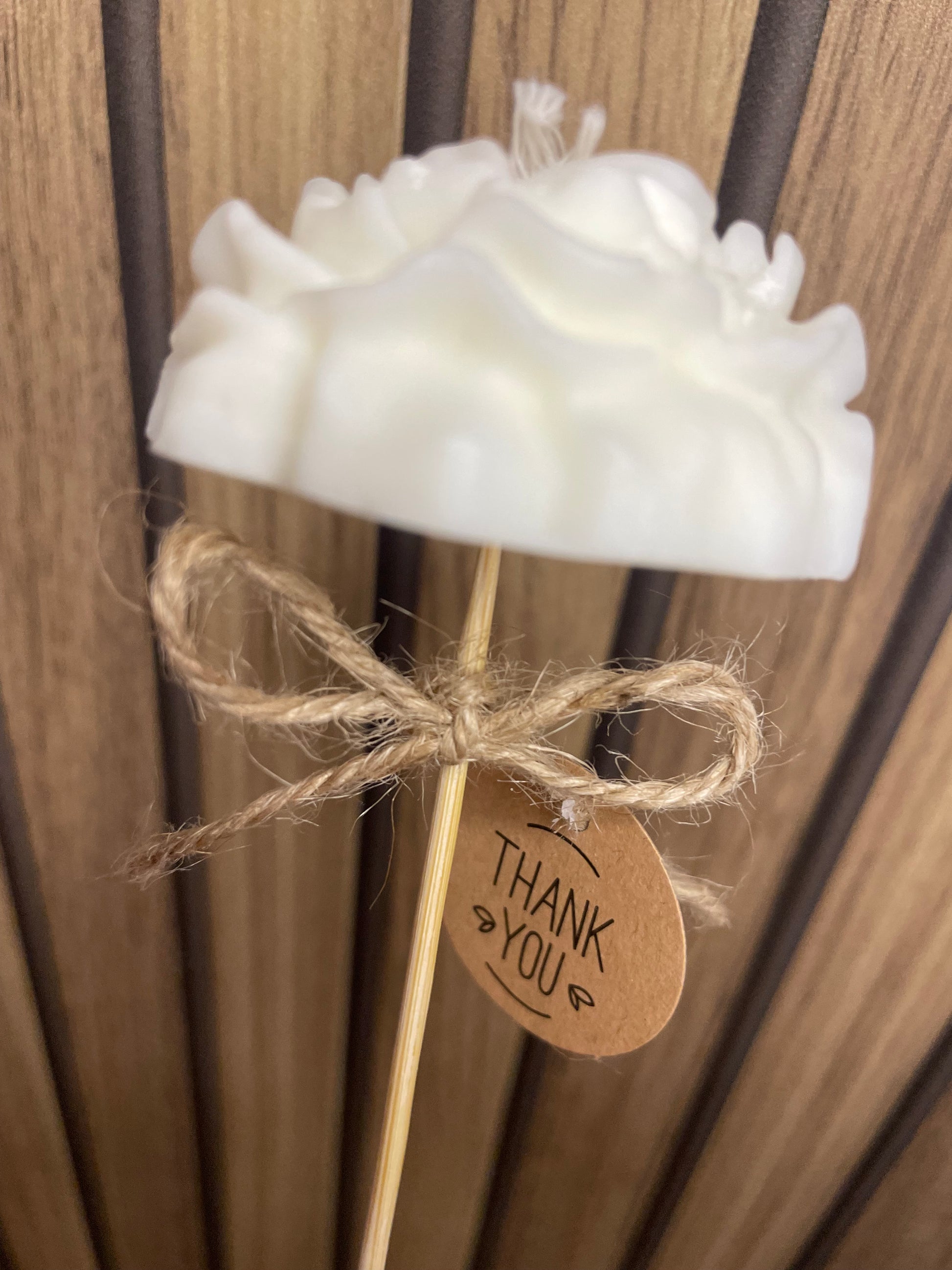 Décoration et cadeau bougie parfumée pivoine à personnaliser. Cire végétal et fragrances de Grasse. Bougie artisanale. Cadeaux invités cérémonies et événements. Mariage baptême anniversaire communion. Plaisir d’offrir 