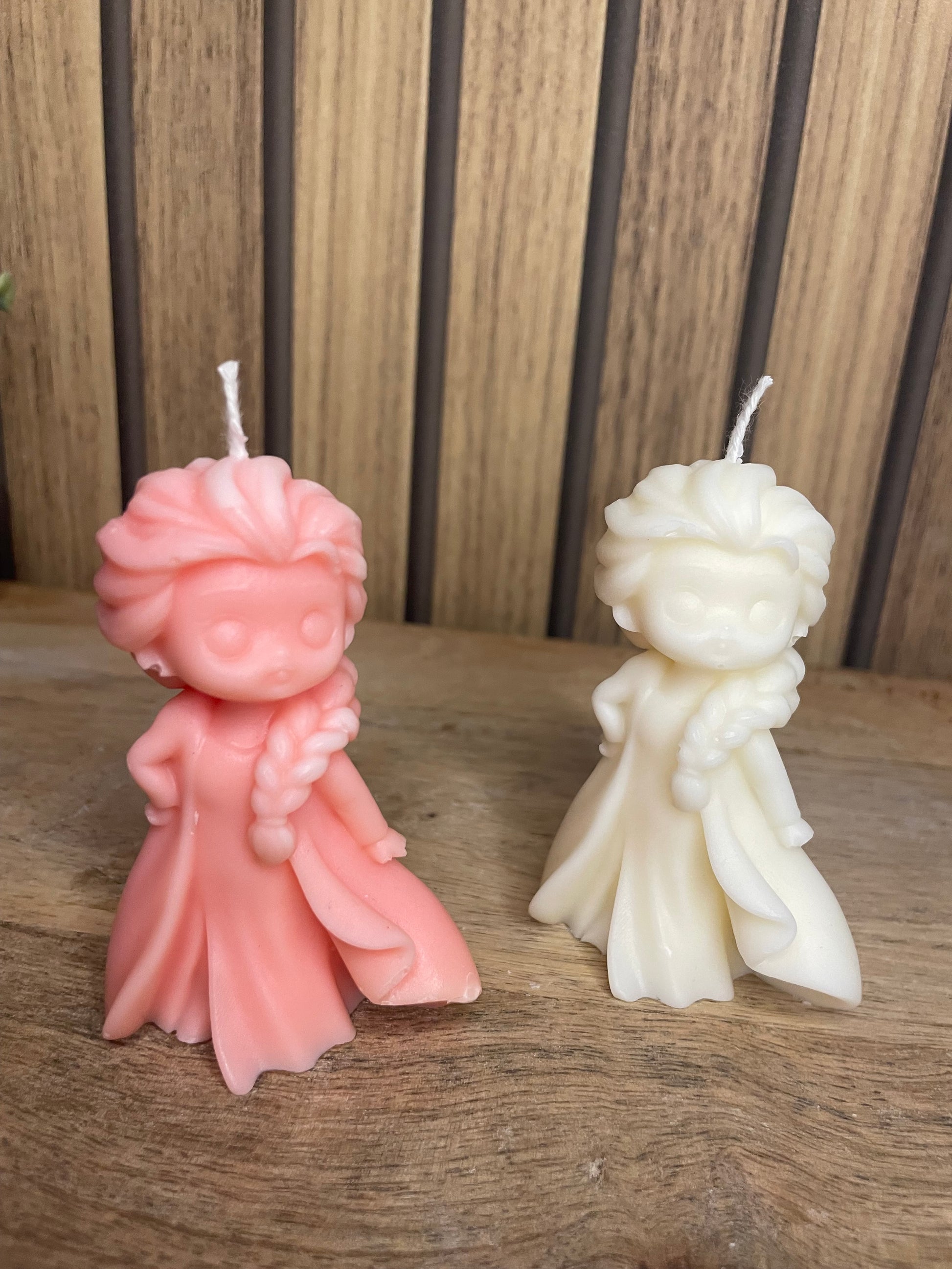 Décoration bougie parfumée la reine des neiges personnalisable. Cire végétal et fragrances de Grasse. Bougie artisanale. Cadeaux pour événements et cérémonies 
