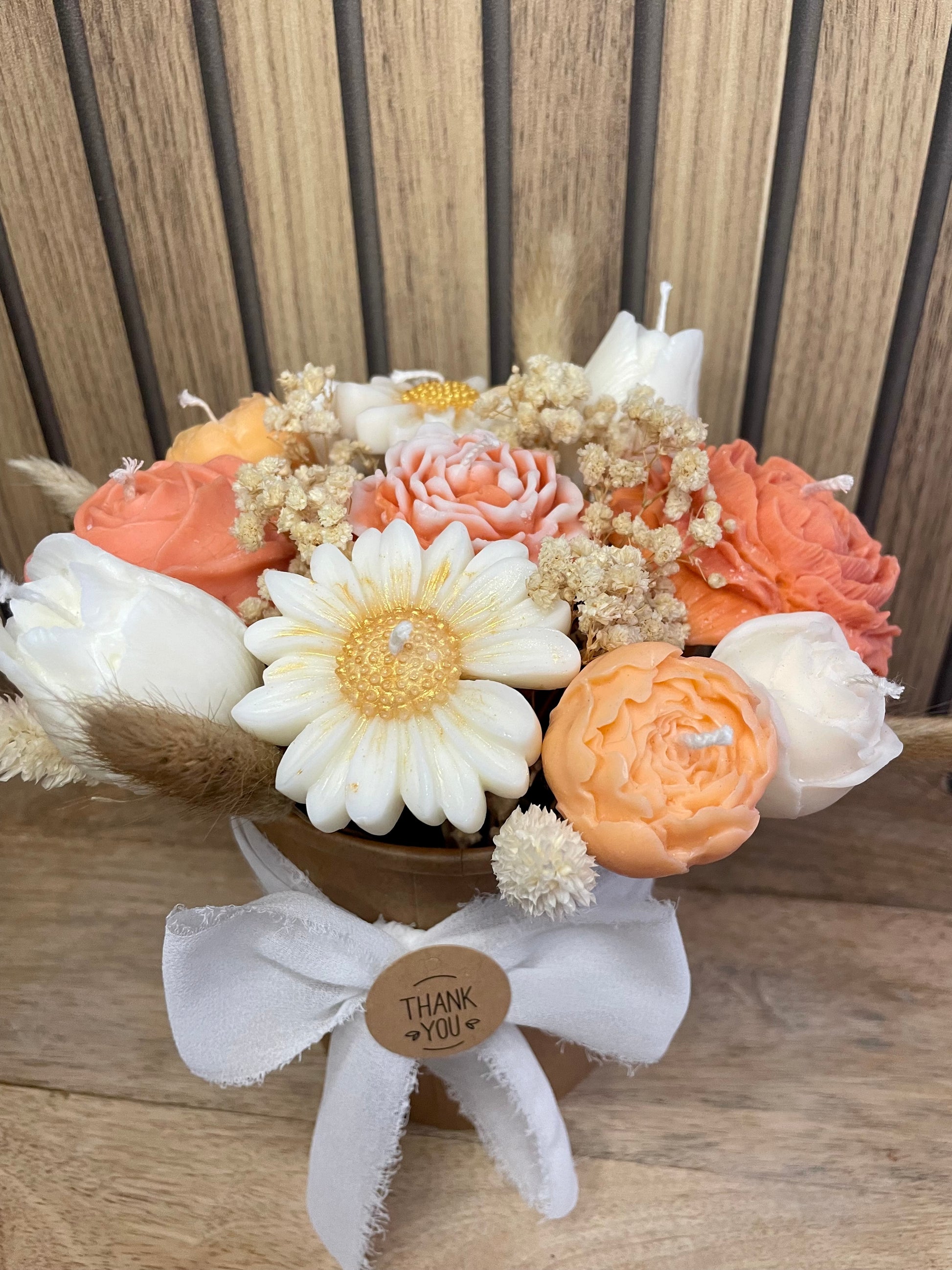 Bouquet de bougies parfumées. Fleurs pivoine rose tulipe marguerite et fleurs séchées. Fabrication artisanale fait main. Cire végétal et parfum de Grasse. Bougie artisanale. Cadeaux fêtes événements et cérémonies. Boîte à fleurs 