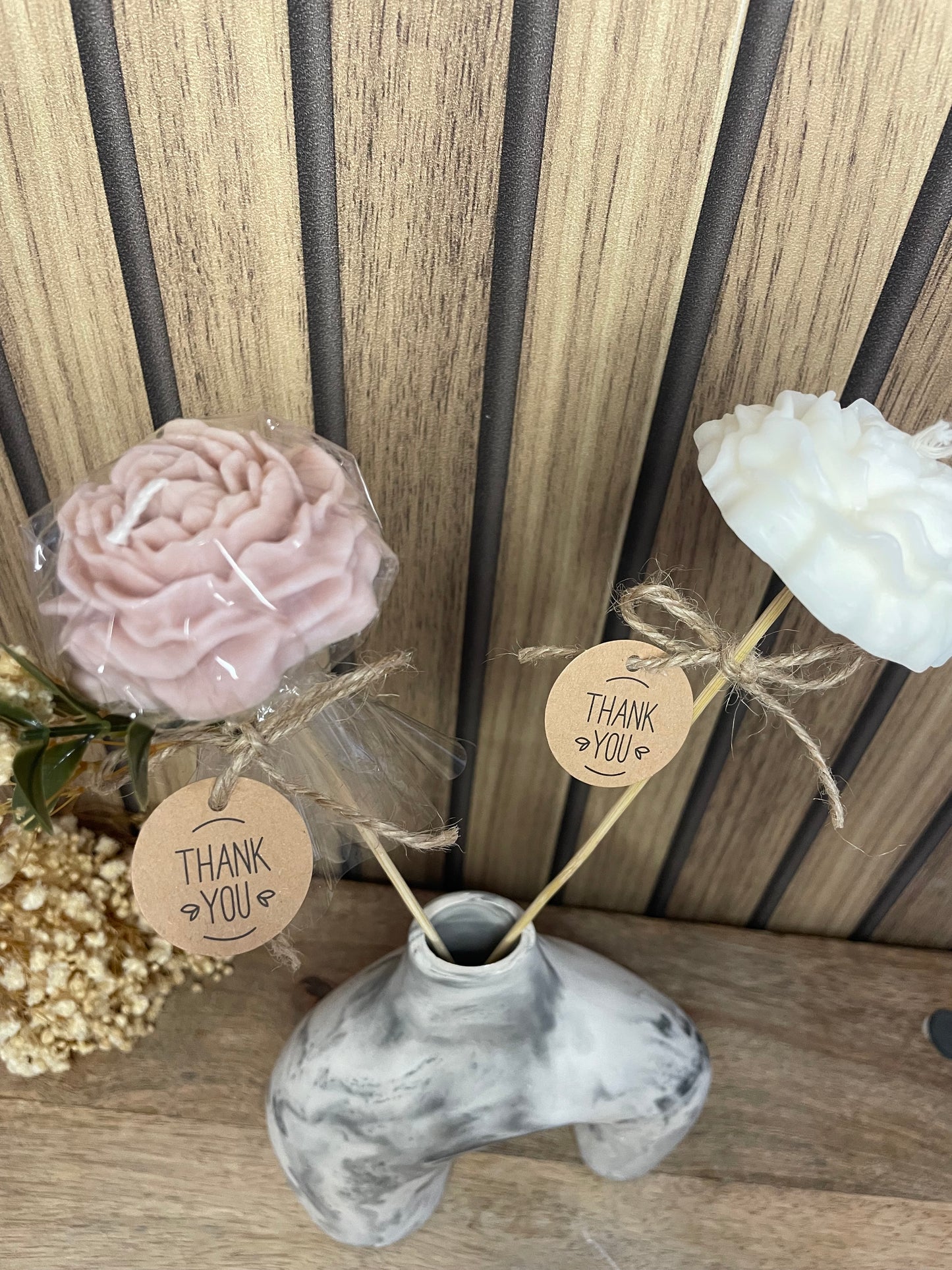 Décoration et cadeau bougie parfumée pivoines à personnaliser. Cire végétal et fragrances de Grasse. Bougie artisanale. Cadeaux invités cérémonies et événements. Mariage baptême anniversaire communion. Plaisir d’offrir 
