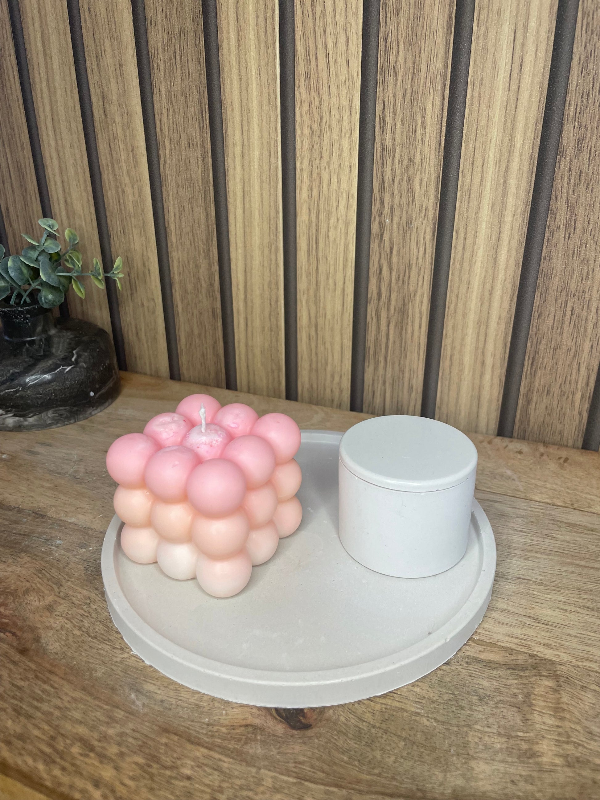 Plateau. Vide poche. Décoration. Plateau rond. Maison. Objets déco. A personnaliser. Tendance. Déposez vos bijoux, vos clés, vos bougies, vase, verres. Maison. Poudre de moulage écologique. Artisan Français. Fait main. Cadeaux. Vous pouvez y faire fondre vos bougies. 