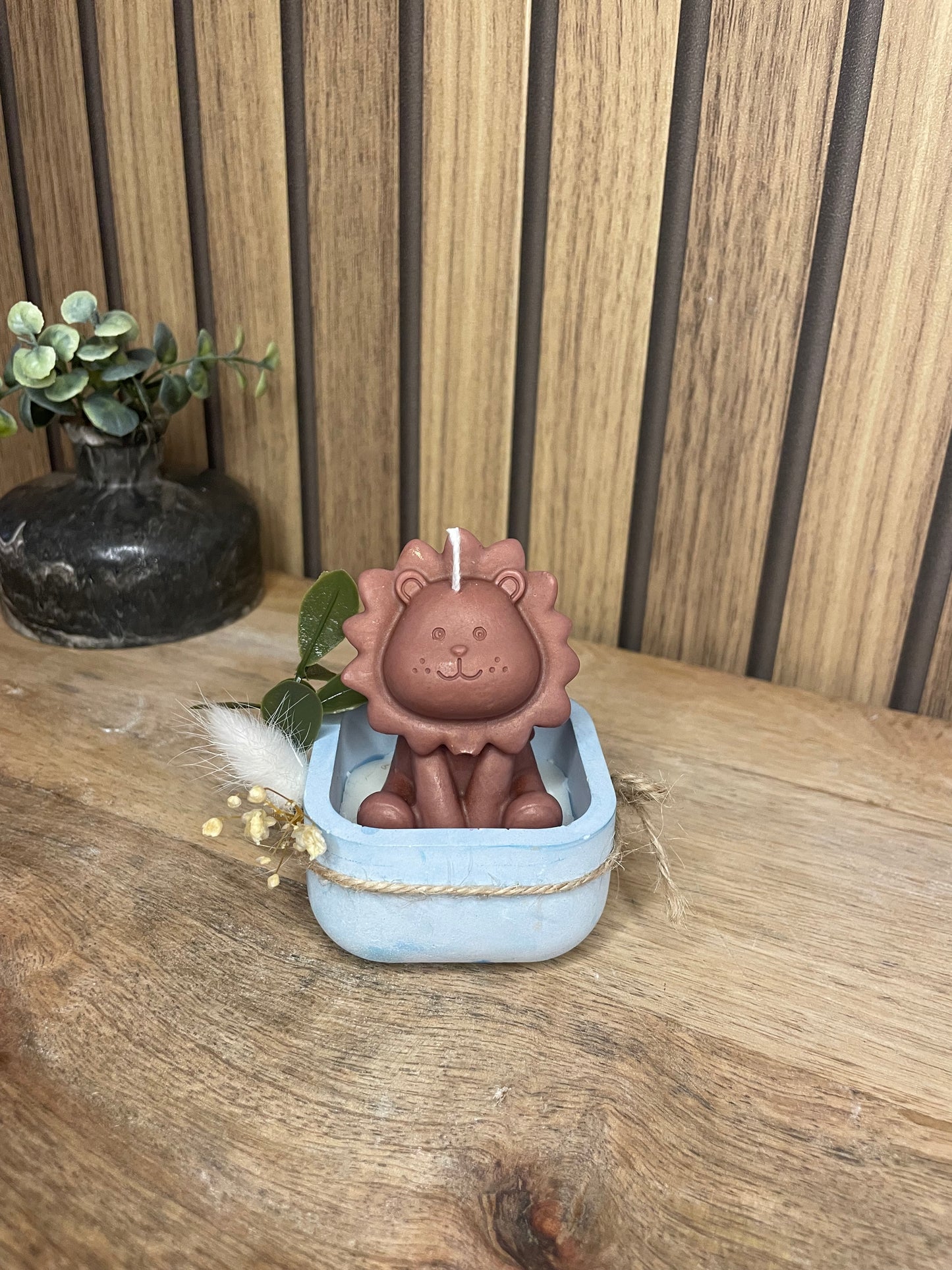 Décoration bougie parfumée lion et fleurs séchées personnalisable. Cire végétal et fragrances de Grasse. Bougie artisanale. Cadeaux pour événements et cérémonies 