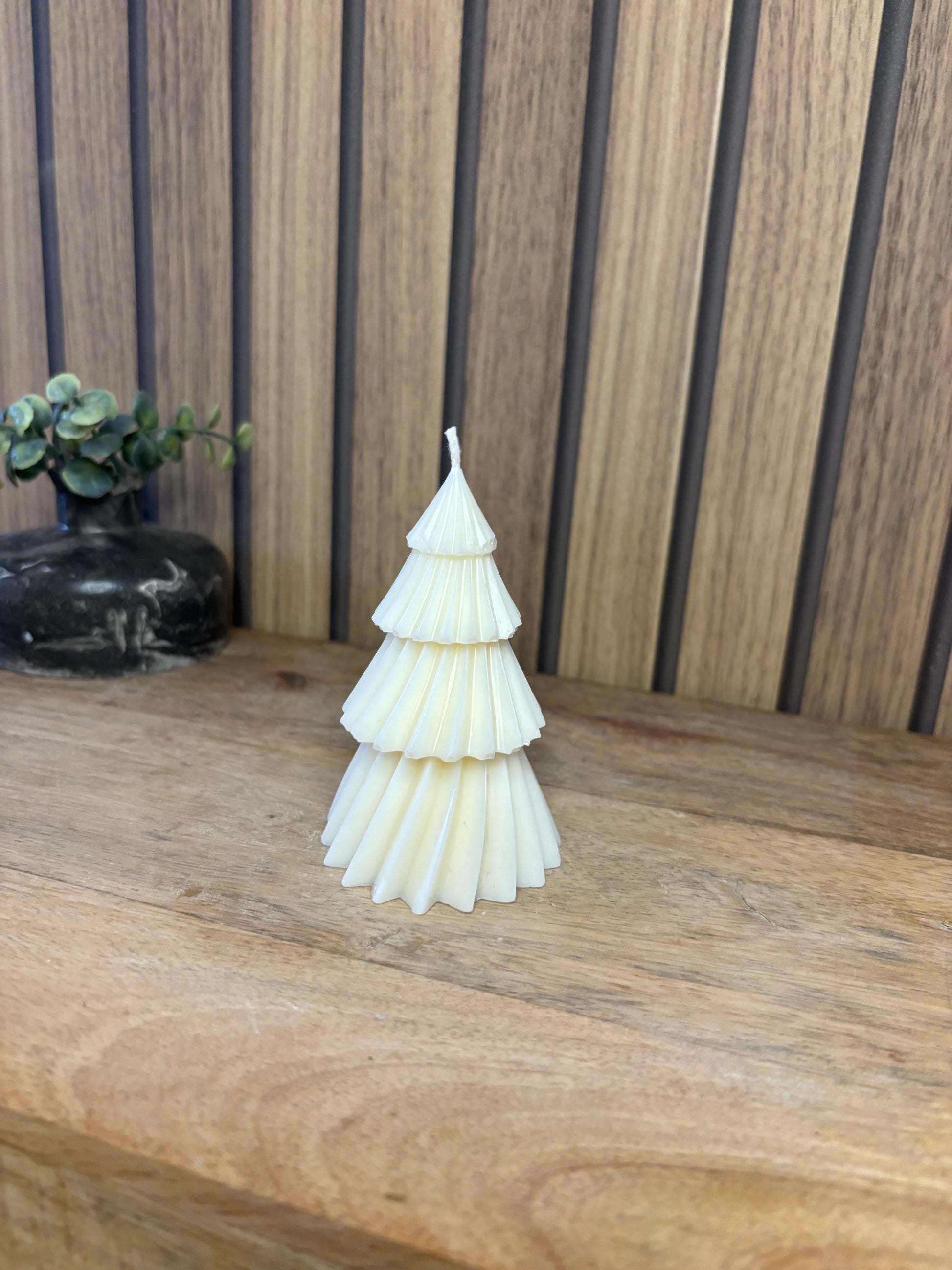 Bougie. Décoration de Noël. Idée cadeau. Sapin. Père Noël. Pomme de pin. Aiguilles de sapin. Baies.  Artisanat. Artisan. Petit créateur. 