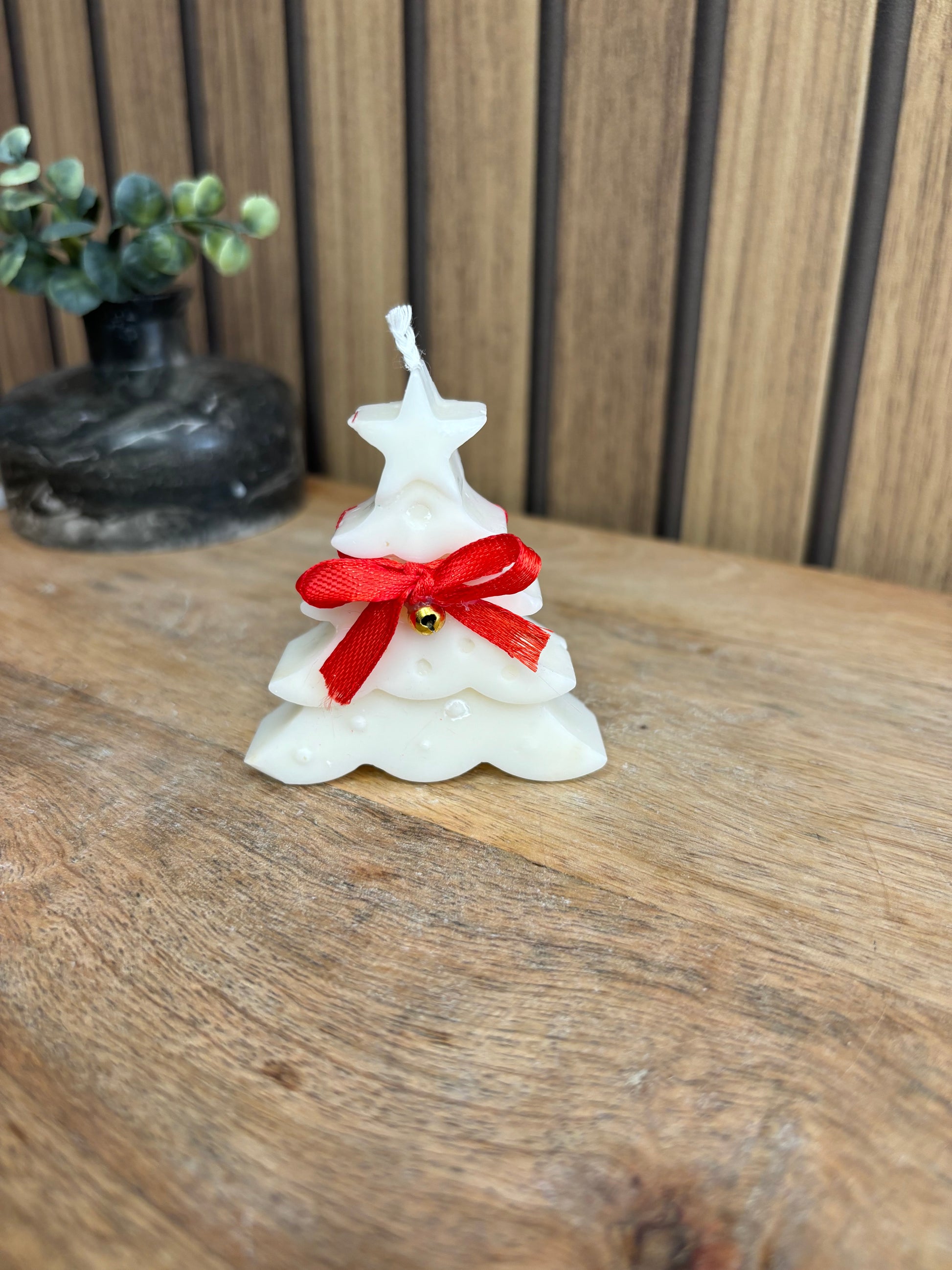 Bougie. Décoration de Noël. Idée cadeau. Déco de table. Fête de Noël. Père Noël. Bonhomme pain d’épice. Artisanat. Fait main. Cire de soja. Catalogue de jouets. Sapin. Boîte cadeau. Sapin de Noel.