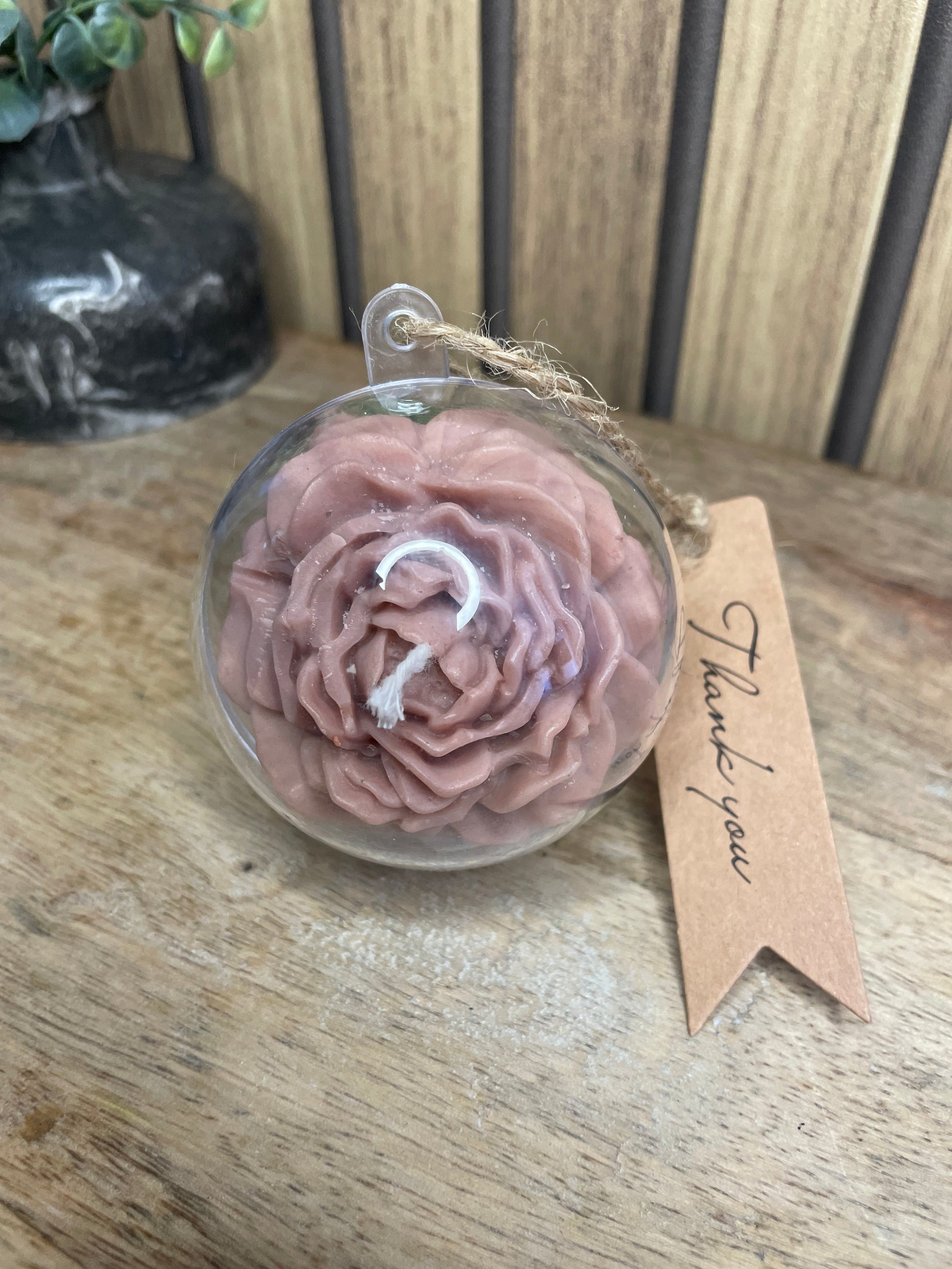 Décoration et cadeau bougie parfumée à personnaliser. Cire végétal et fragrances de Grasse. Bougie artisanale. Cadeaux invités cérémonies et événements. Mariage baptême anniversaire communion. Plaisir d’offrir. Fleur. Fondant parfumé. Cadeaux invités. Enfant. Cœur. Pivoine. Boule transparente. Merci 